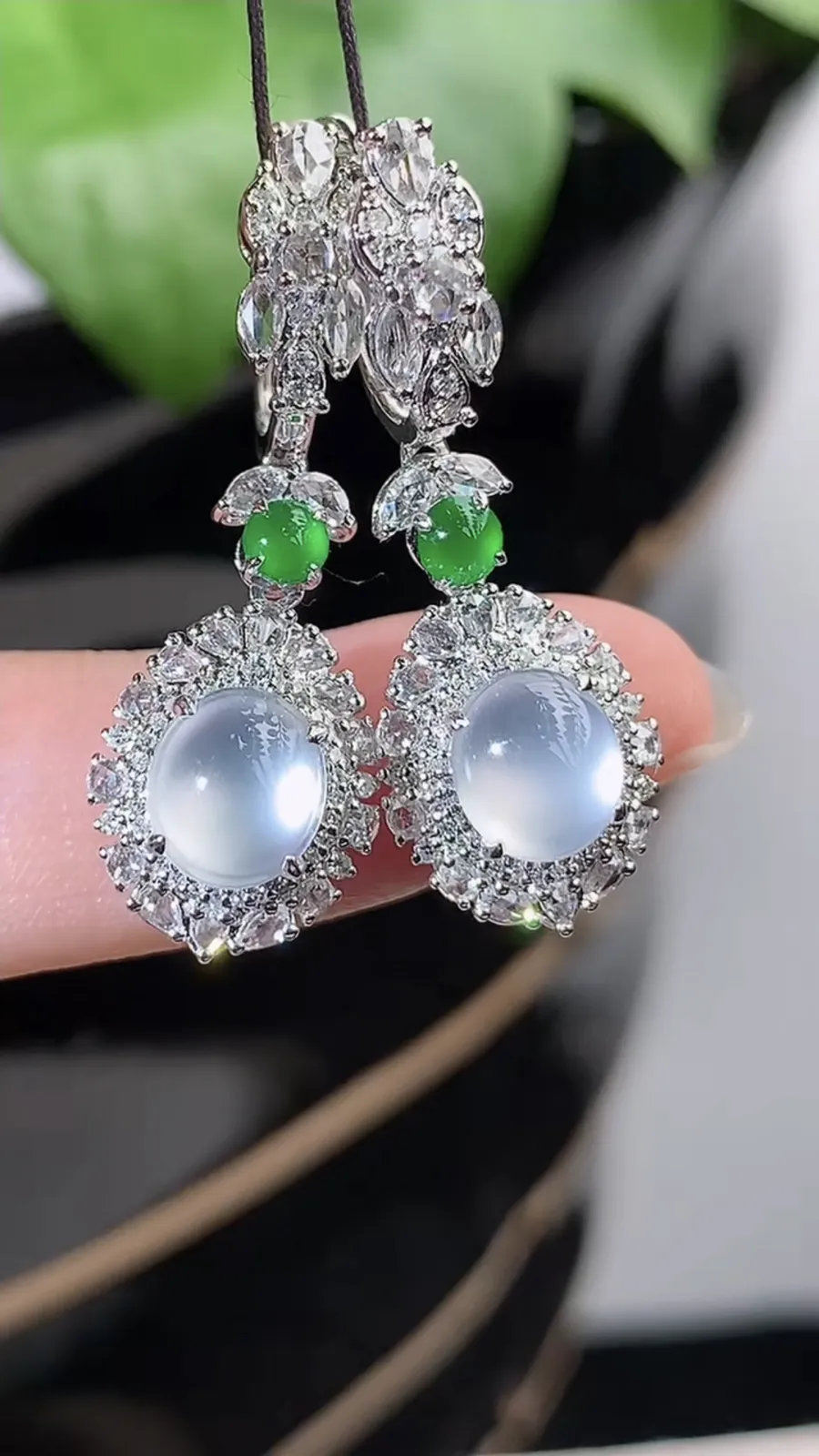 a货翡翠老坑高冰种18K金伴钻镶嵌白月光蛋面耳坠 尺寸7×6×10mm 重量7.20g 1204