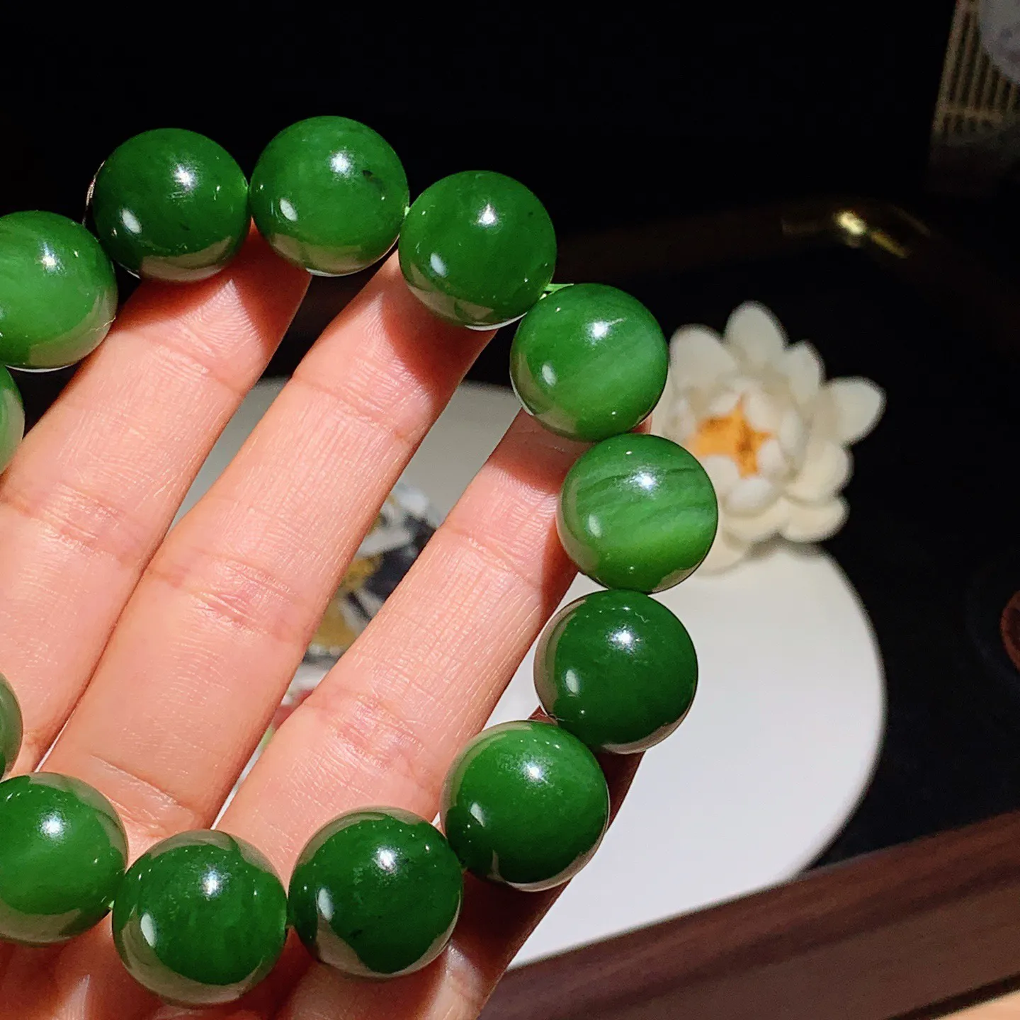 和田玉菠菜绿俄罗斯碧玉手串。单颗尺寸16！玉质细腻油润。手推出油。佩戴高端典雅。lt251203