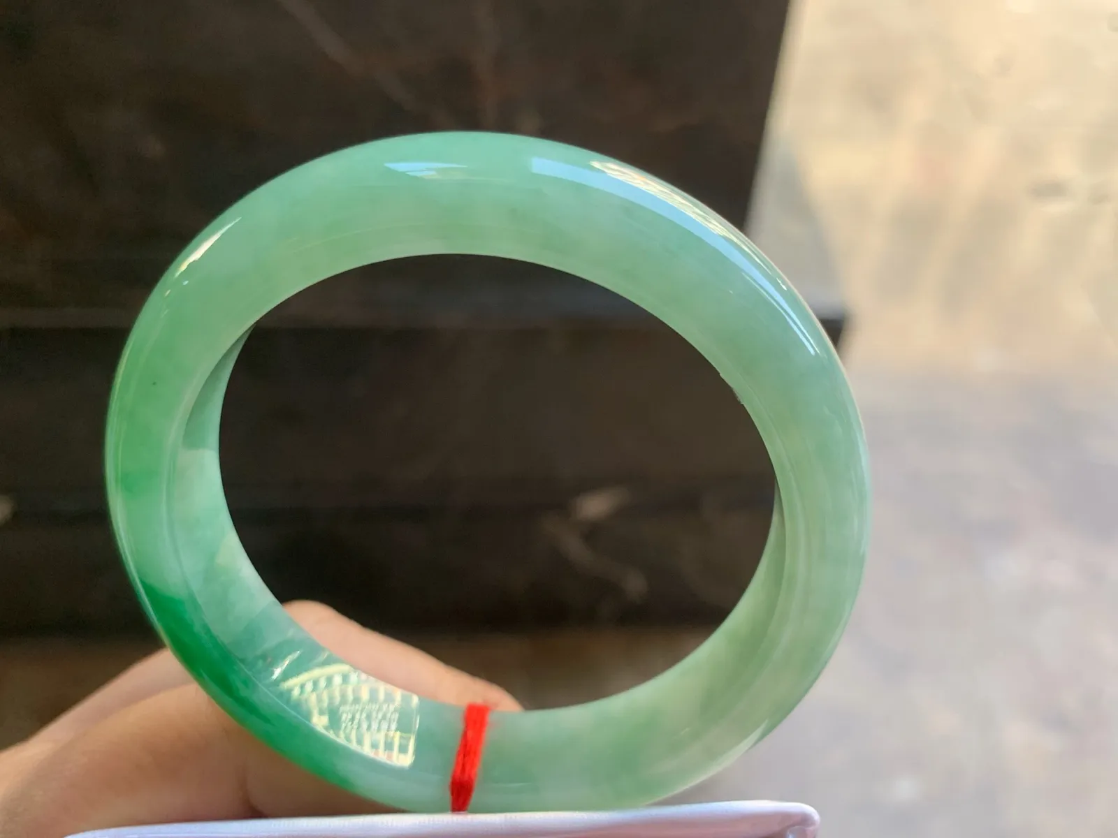 56-12.2-8.6mm
带色手镯 底子细腻 颜色好