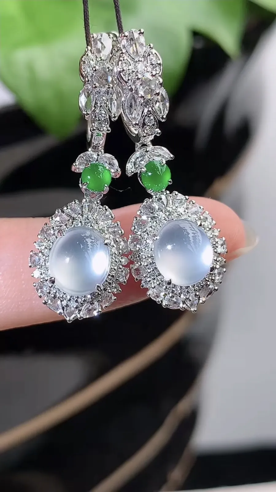 a货翡翠老坑高冰种18K金伴钻镶嵌白月光蛋面耳坠 尺寸7×6×10mm 重量7.20g 1204