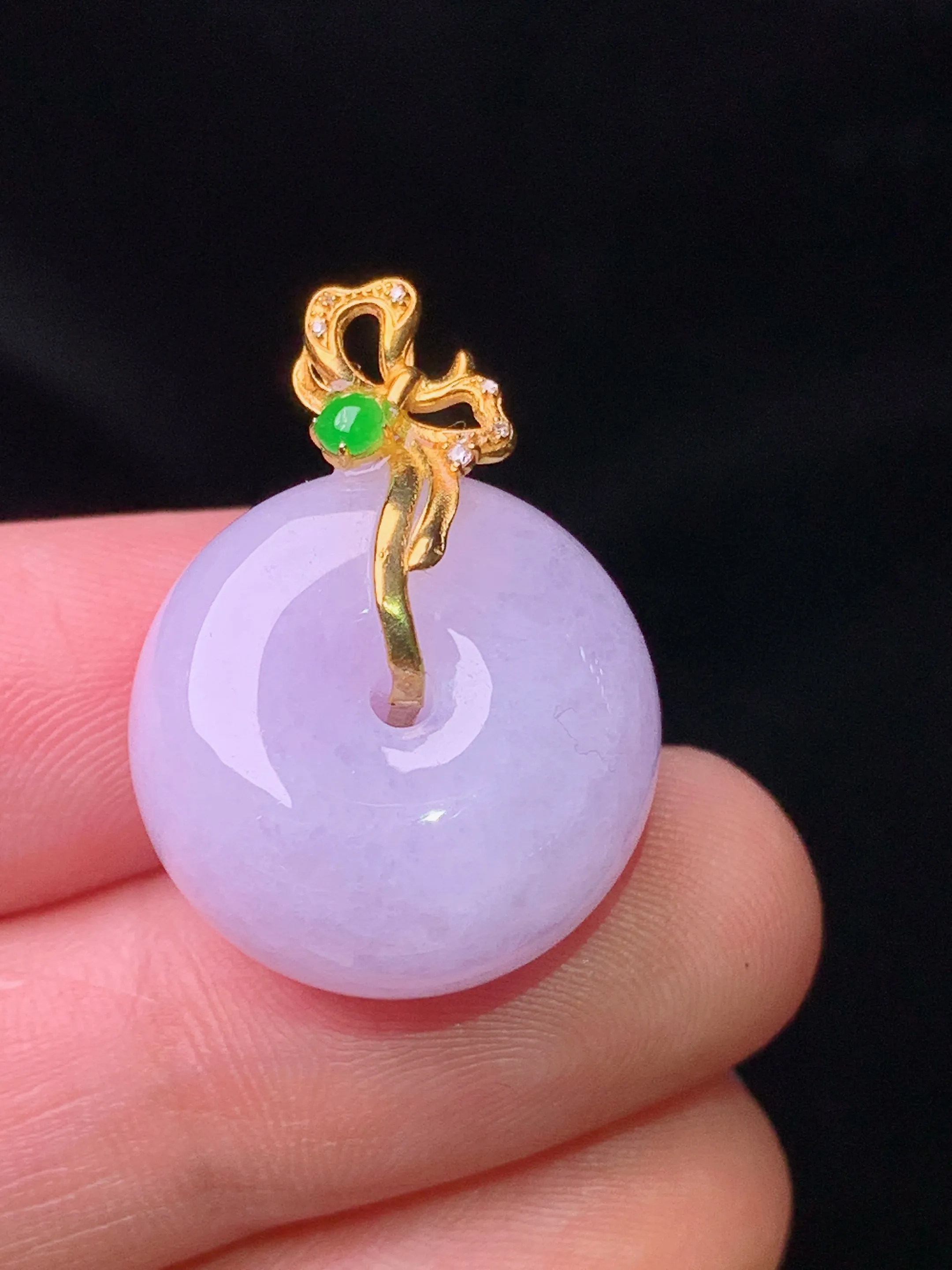 18k金钻镶嵌紫罗兰平安扣吊坠 玉质细腻 色泽清新艳丽 整体尺寸25*18.3*11.6