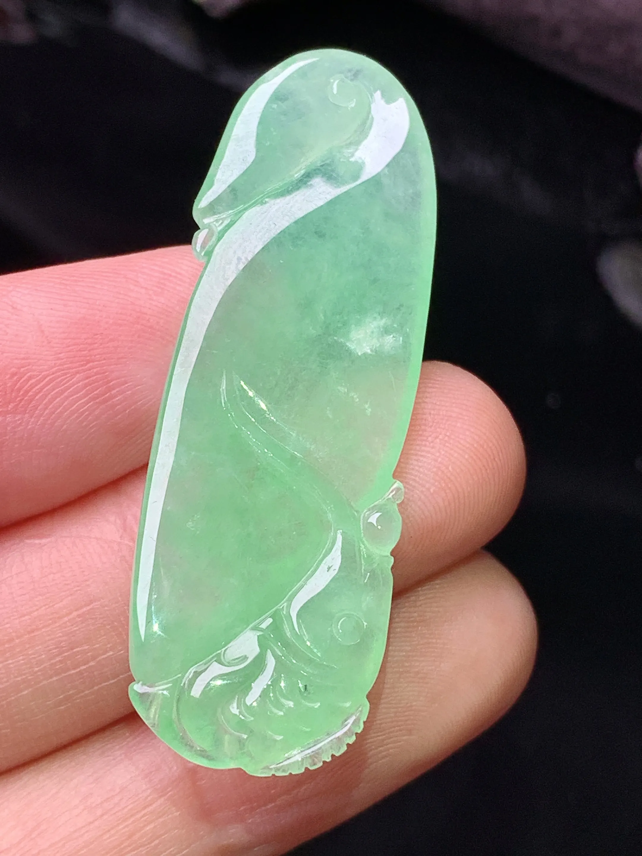 翠绿冰种吊坠 玉质细腻 色泽清新艳丽 整体尺寸44.5*15*4.3