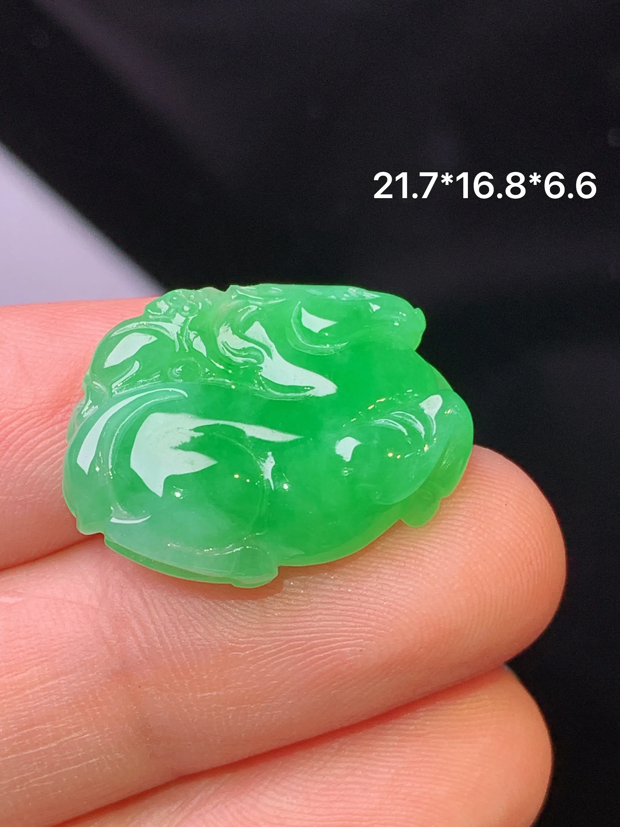 翠绿唐马吊坠 玉质细腻 色泽清新  整体尺寸21*7*16.8*6.6