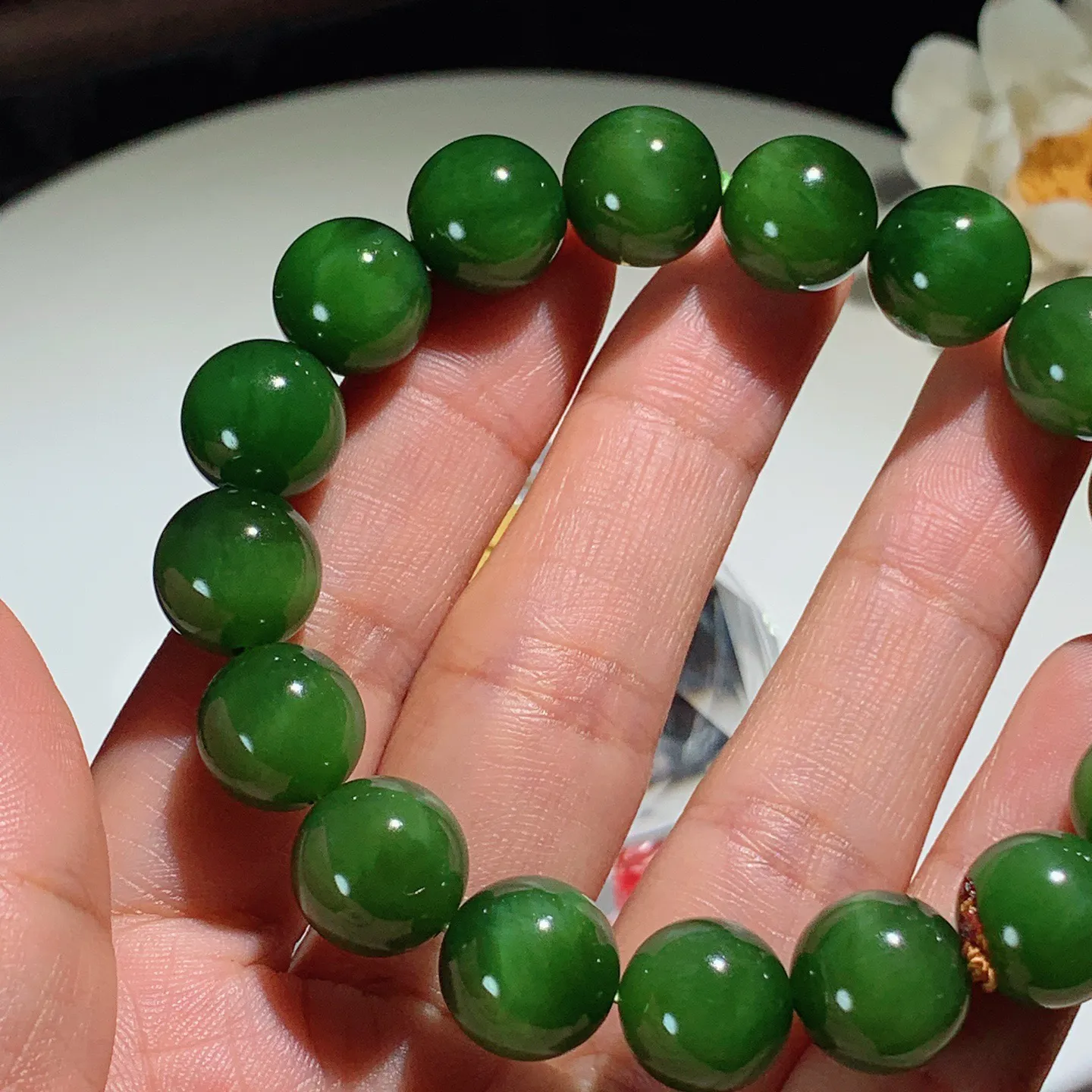 和田玉菠菜绿猫眼俄罗斯碧玉手串。单颗尺寸12！玉质细腻油润。手推出油。佩戴高端典雅。lt251203