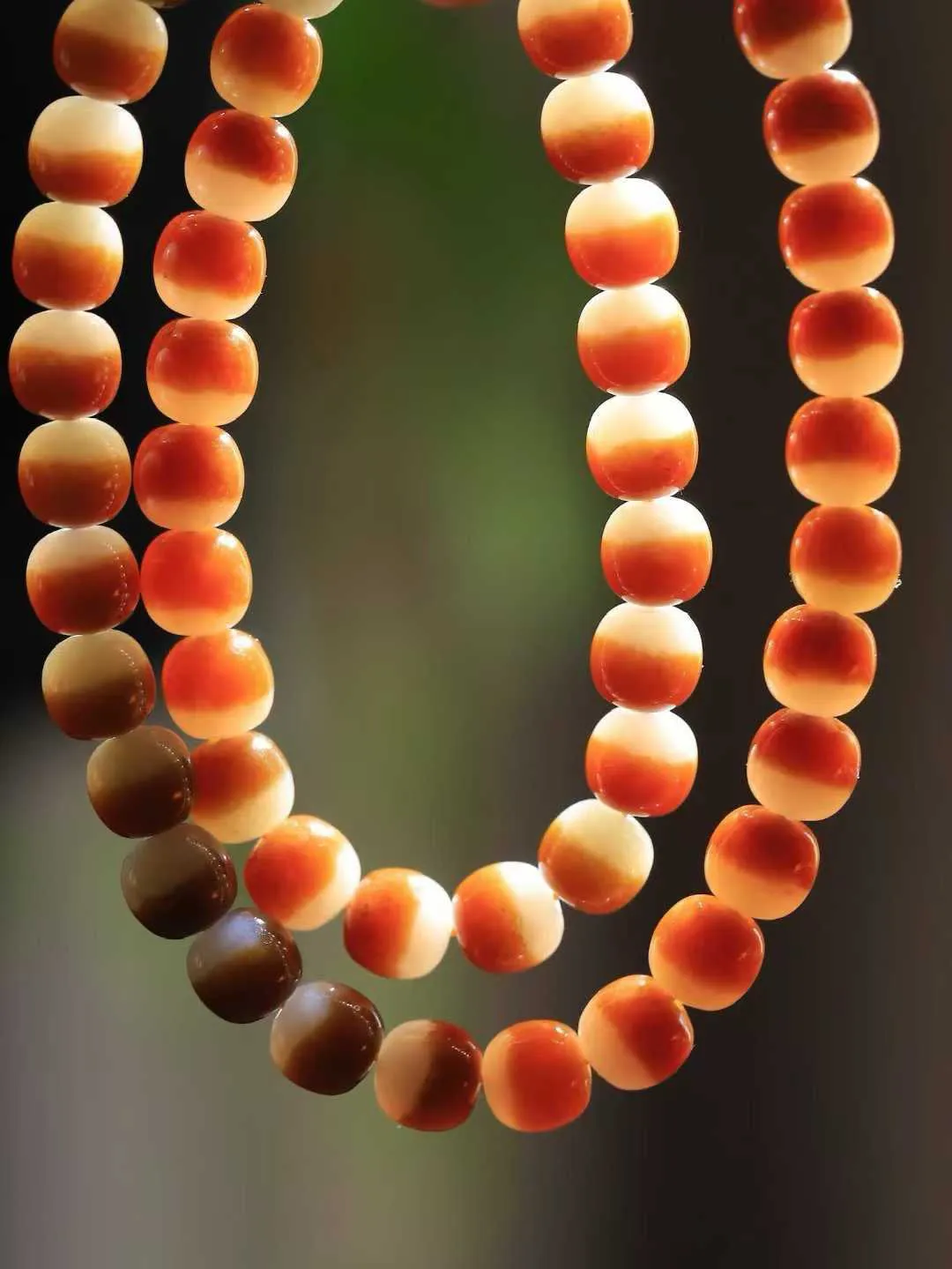 （老型珠.项链）

精品和田玉糖白玉老型珠项链 玉质温润细腻 佩戴舒适。间关莺语花底滑，一生美好时光，无论身在何处，都有它相伴相守。事事顺遂，幸福美满，吉祥如意。重47.3克   尺寸取一7.6-8mm   FDA-771102531