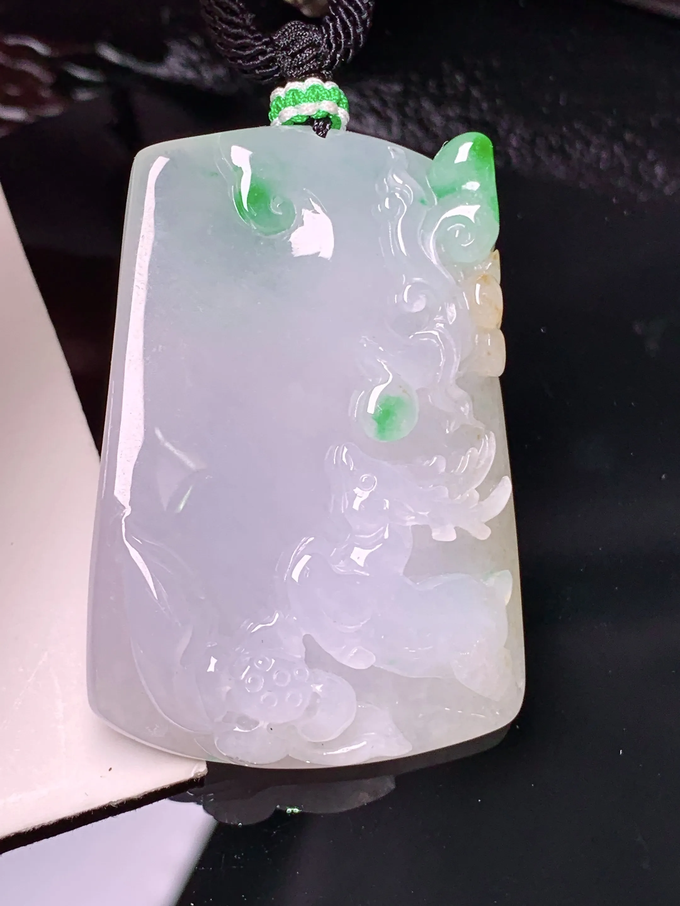 飘绿梅花鹿吊坠 玉质细腻 色泽清新艳丽 整体尺寸46.8*32.3*9