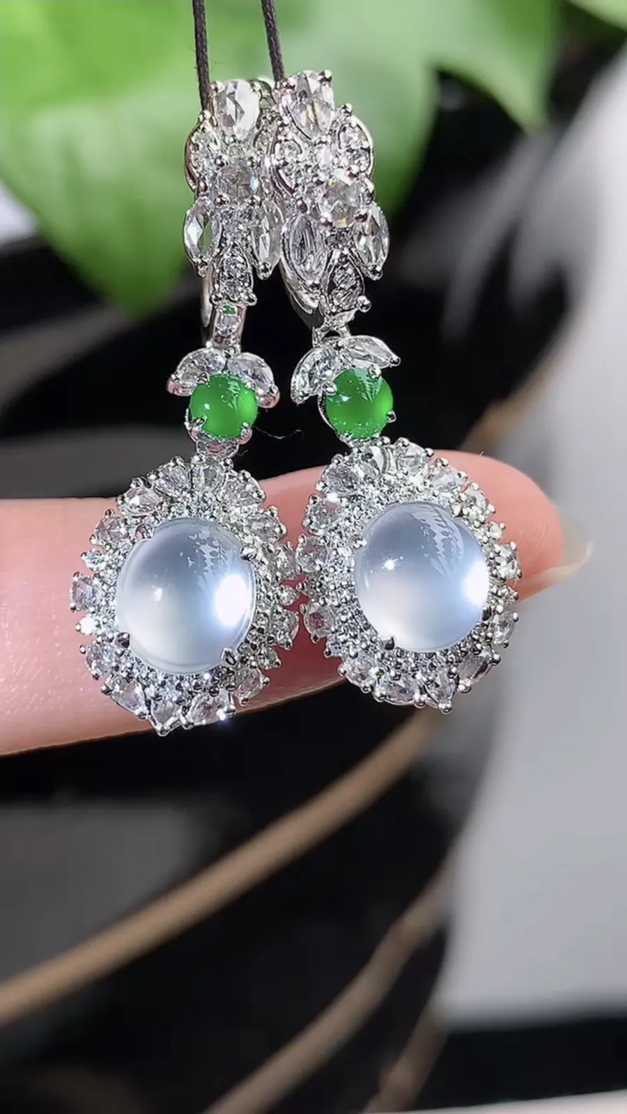 a货翡翠老坑高冰种18K金伴钻镶嵌白月光蛋面耳坠 尺寸7×6×10mm 重量7.20g 1204