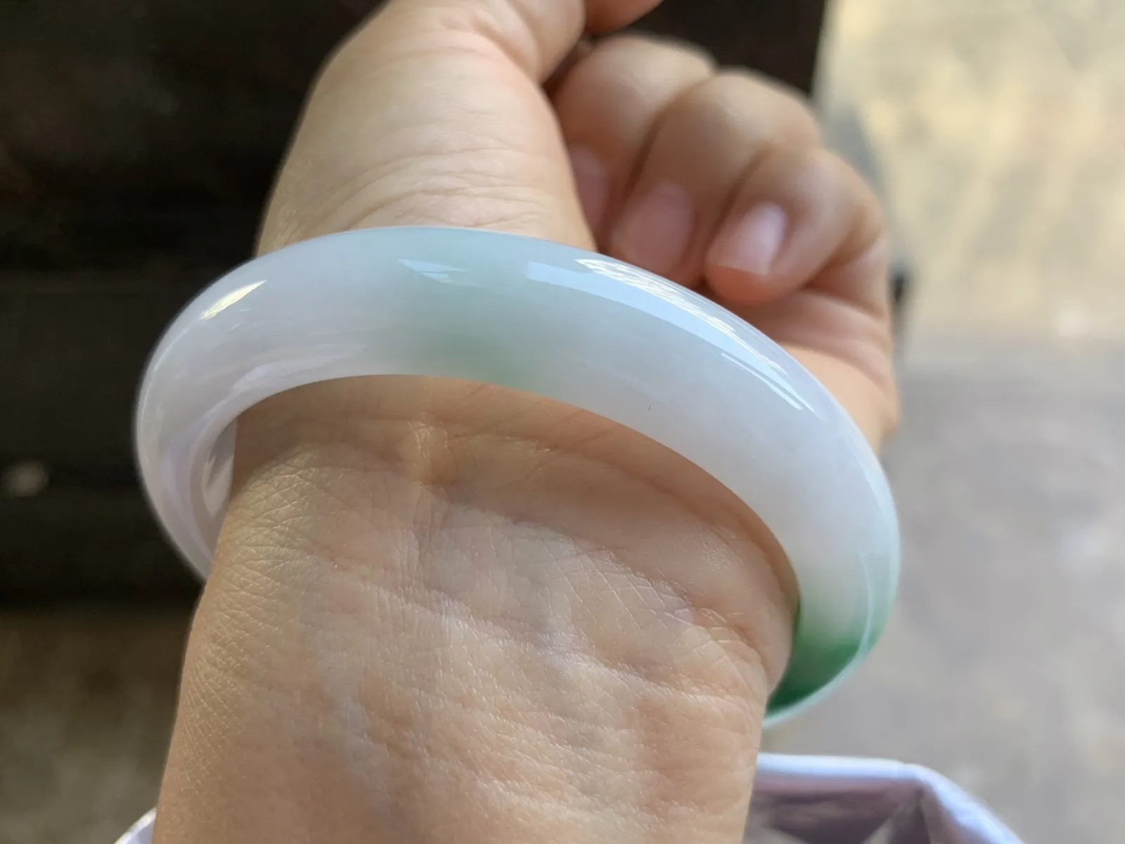 57-11.7-8.7mm
白底青手镯 底子细腻 颜色漂亮