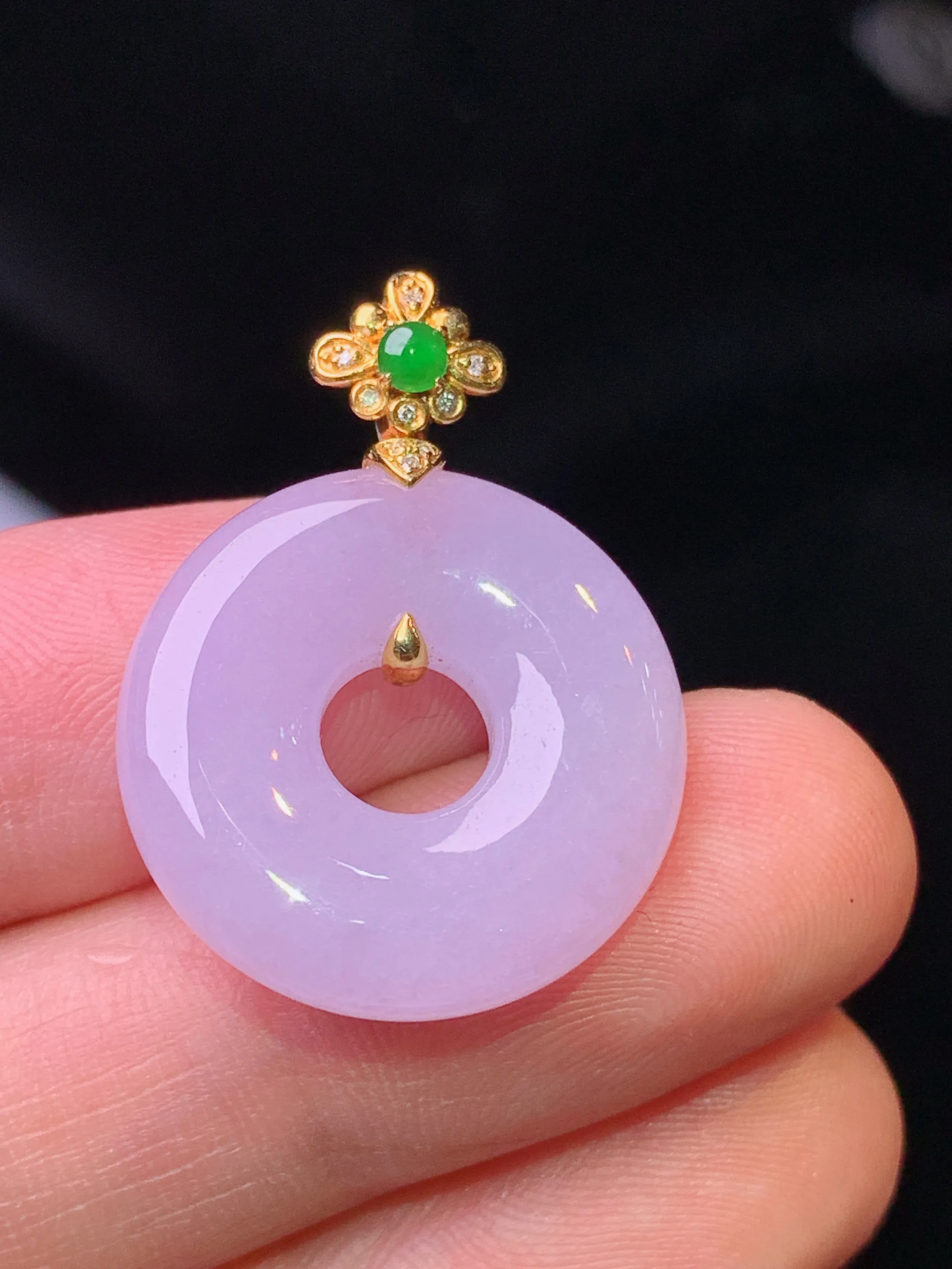 18k金钻镶嵌紫罗兰平安环吊坠 玉质细腻 色泽清新艳丽 整体尺寸27.5*20*5.2