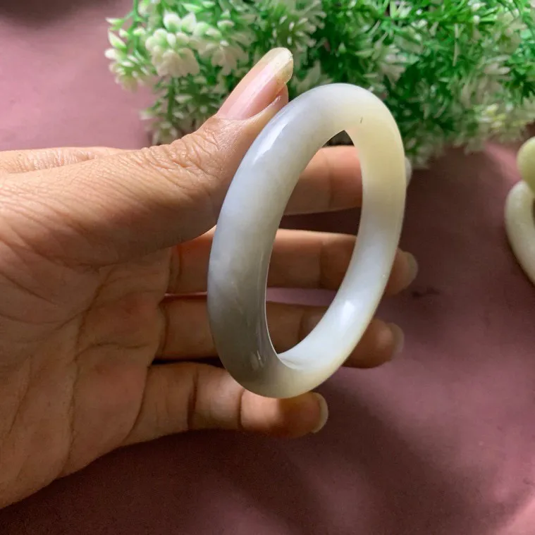 和田玉56圈口青花手镯，玉质特细腻油润，高脂粉，品相超赞，萦绕腕间时，古韵不失时尚，素雅不失品味，细