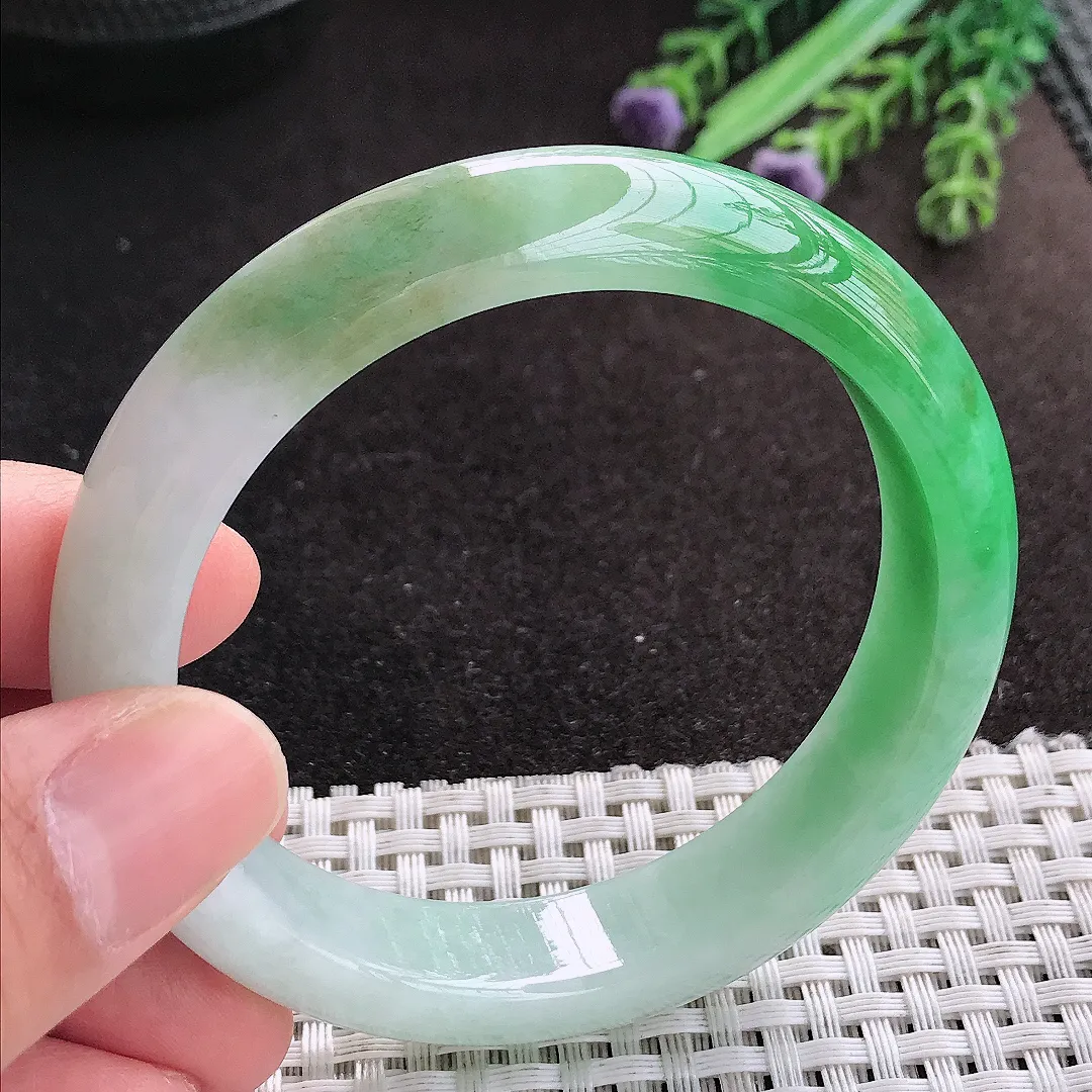 天然A货翡翠56.5/12.9/8.3老坑精美飘阳绿手镯宽边玉手镯