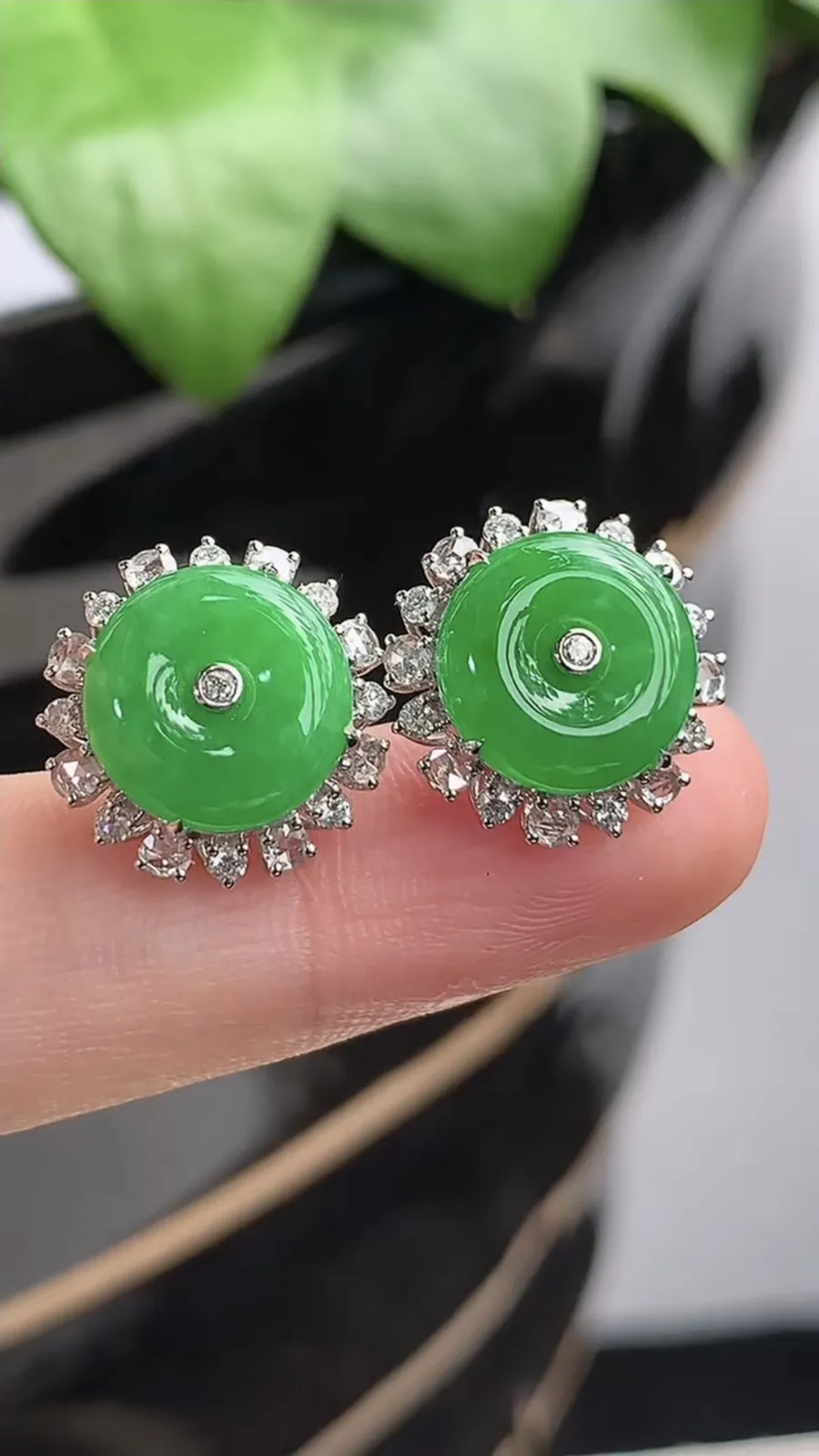 a货翡翠老坑冰种18K金伴钻镶嵌阳绿平安扣耳钉 尺寸10.4mm 重量4.26g 1204