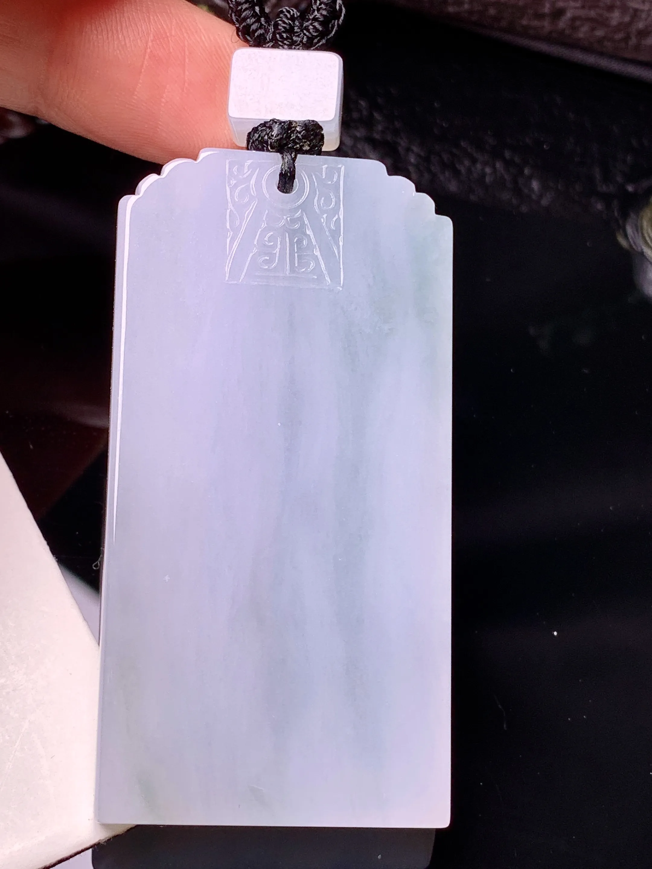 雕花无事牌吊坠 玉质细腻 色泽清新艳丽 整体尺寸56.5*27*6.2