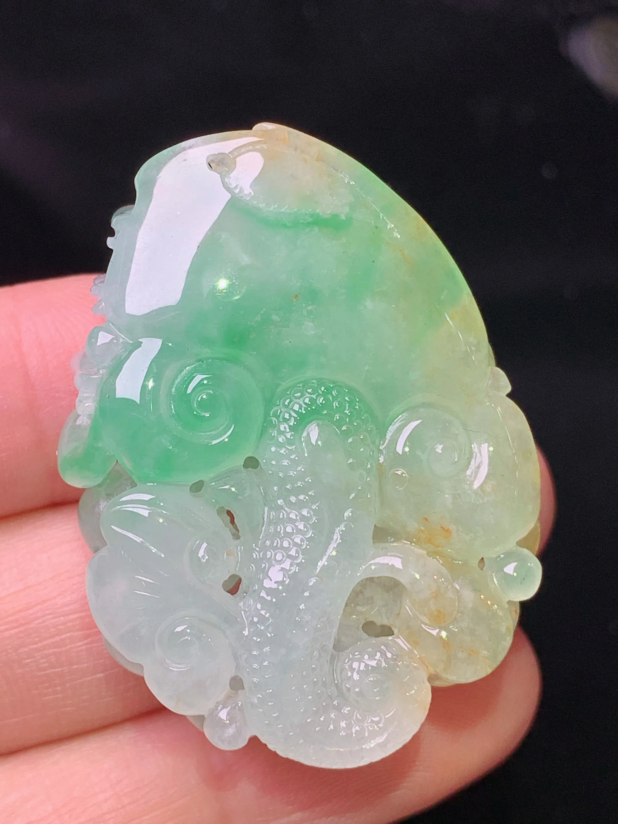 飘绿黄蝎子吊坠 玉质细腻 色泽清新  整体尺寸38.2*29.2*13.5