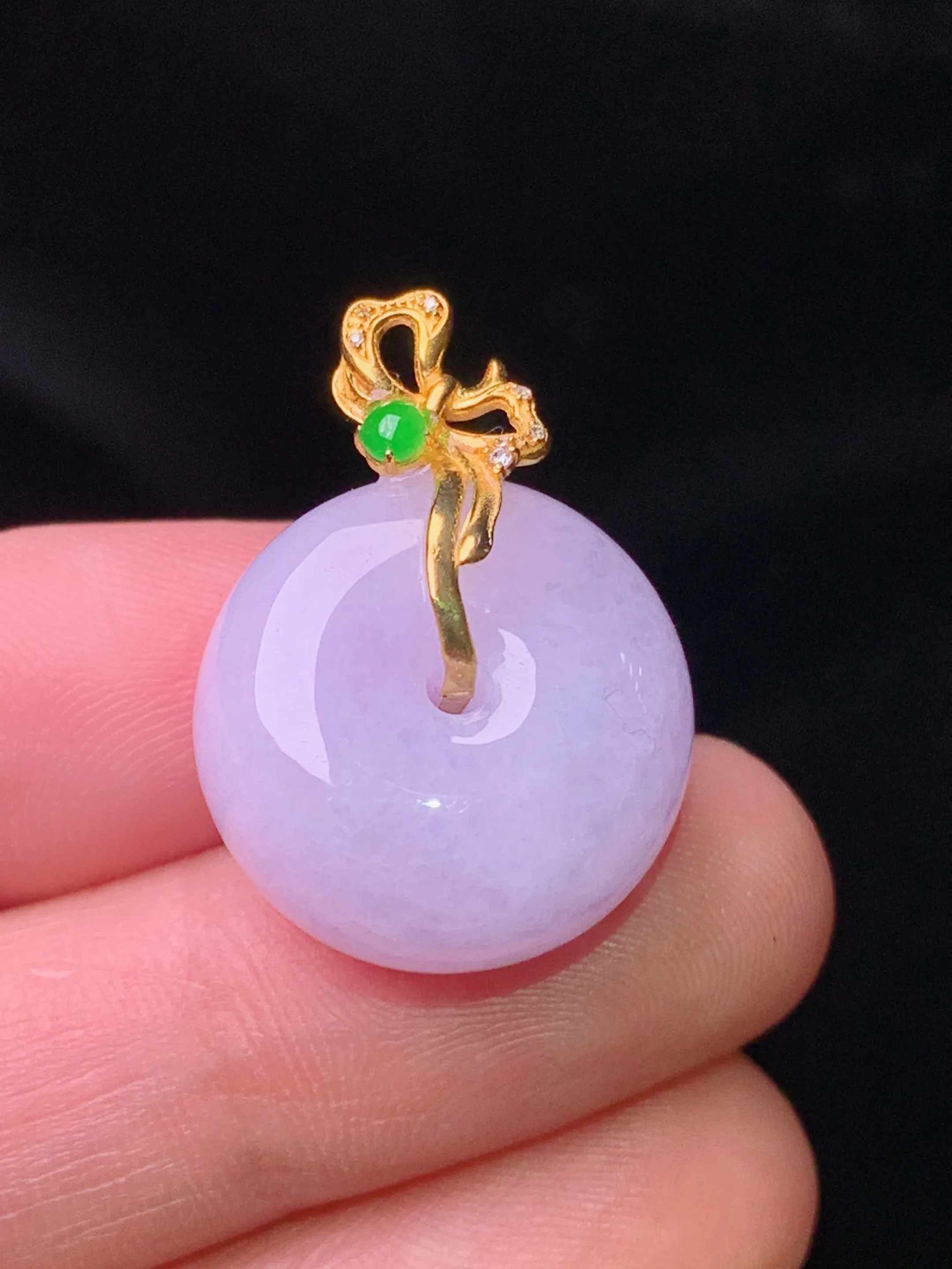 18k金钻镶嵌紫罗兰平安扣吊坠 玉质细腻 色泽清新艳丽 整体尺寸25*18.3*11.6