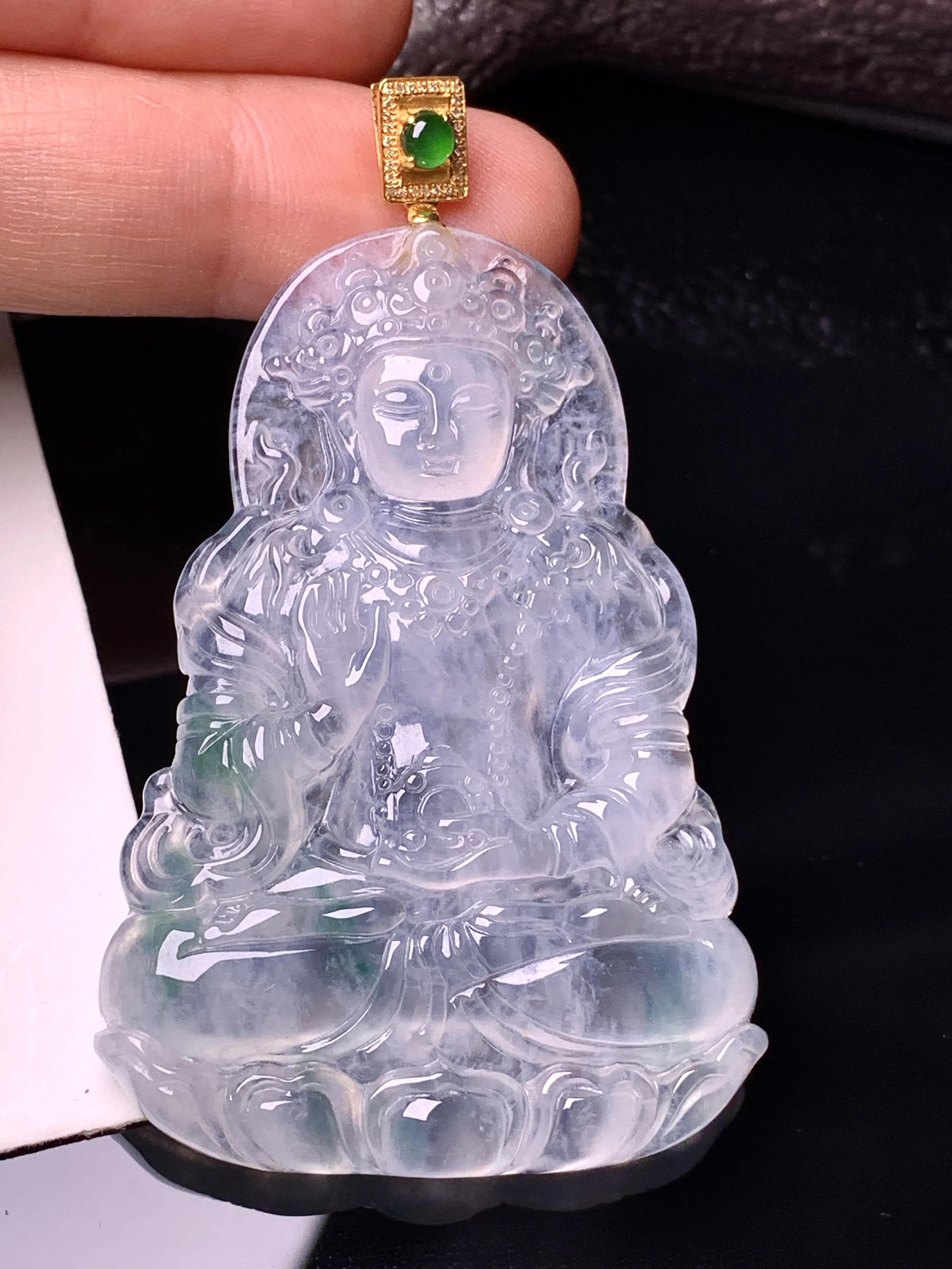 18k金镶嵌冰种度母观音菩萨吊坠 玉质细腻 色泽清新艳丽 整体尺寸64.6*38*5.6