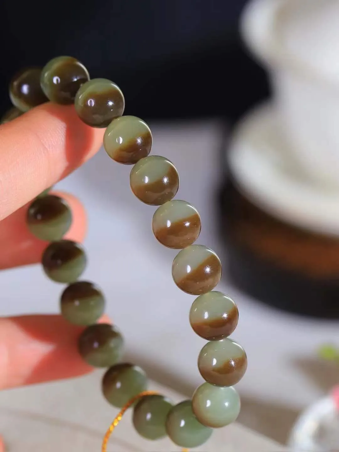 【珠圆玉润.手串】

精品️和田玉糖白玉珠圆玉润手串 玉质温润细腻  整串打磨圆润，佩戴舒适。珠珠落玉盘，间关莺语花底滑，一生美好时光，无论身在何处，都有它相伴相守。事事顺遂，幸福美满，吉祥如意。重29.7克 尺寸取一10mm  FDA-22120333