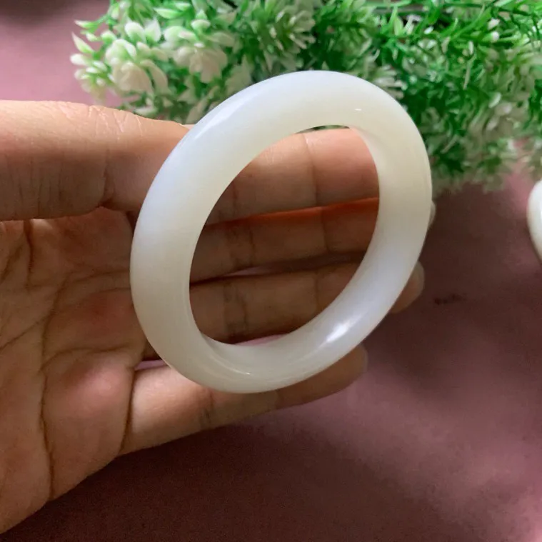 糯白色，和田玉56.3圈口羊脂白手镯，玉质特细腻油润，高脂粉，品相超赞，萦绕腕间时，古韵不失时尚，素
