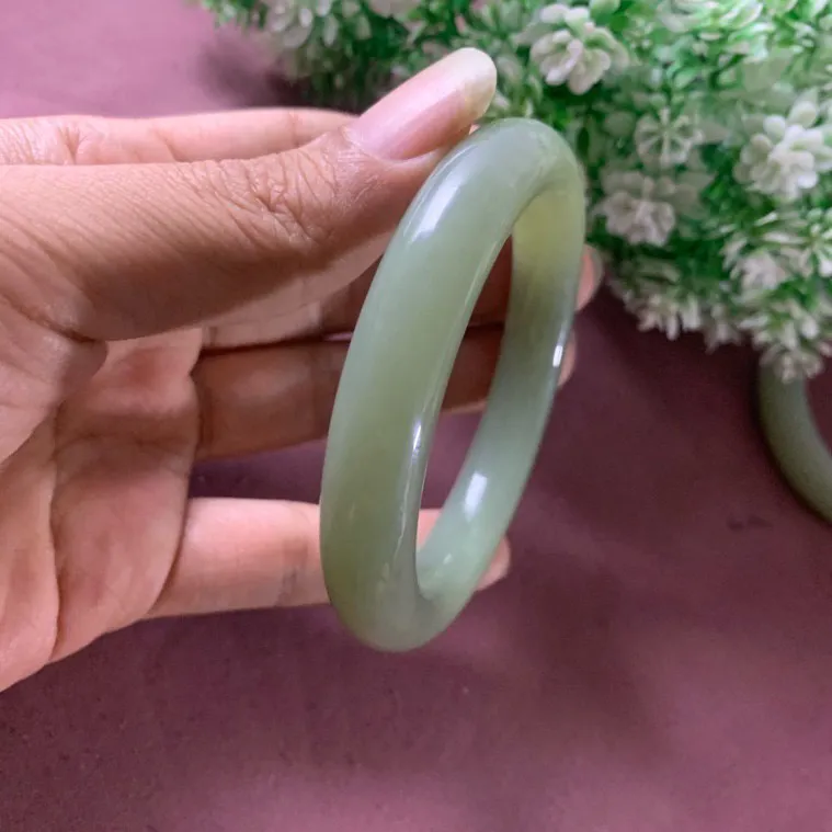 和田玉56圈口且末蓝手镯，玉质细腻油润 底色纯净 无裂无杂 脂粉好，品质好