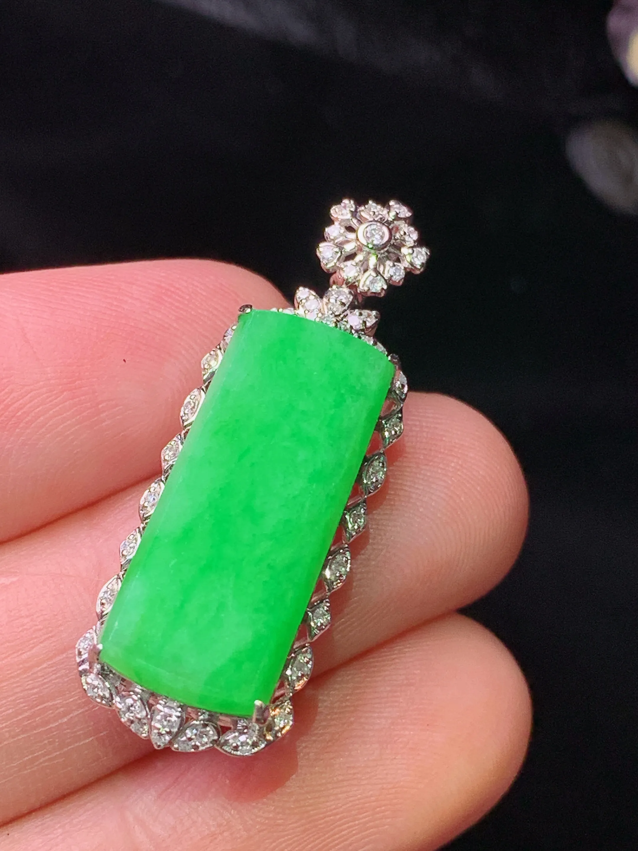 18k金钻镶嵌翠绿无事牌吊坠 玉质细腻 色泽清新艳丽 整体尺寸32.8*11.6*7.5