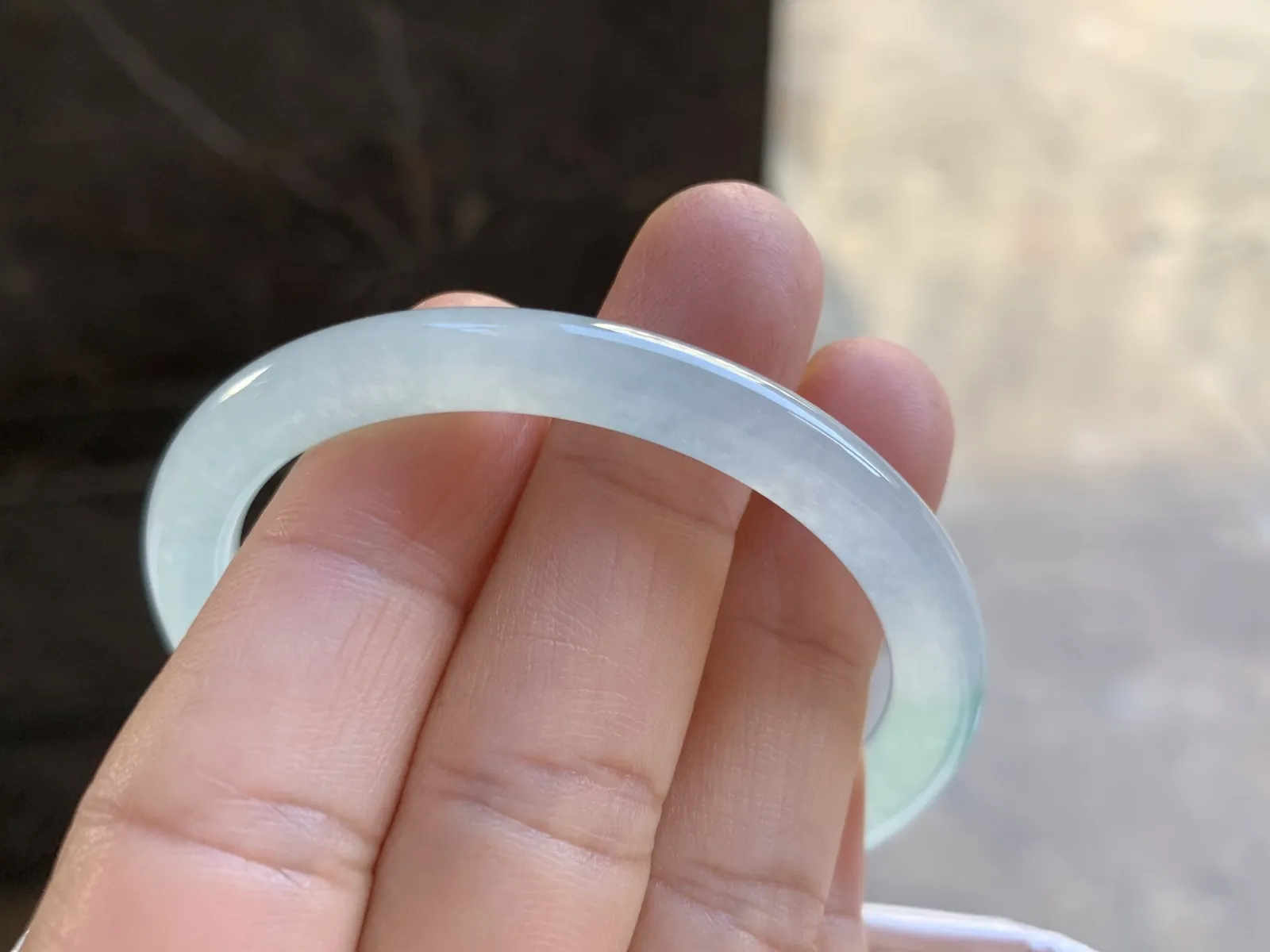 51-6.8mm
冰种飘绿圆条手镯 水润冰透 小清新