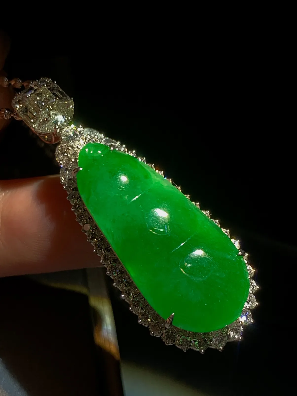 辣绿四季平安豆子，裸石32-14.5-3mm，
整体47.5-19-11.5mm，18K金，南非钻，
11.18g，不含链