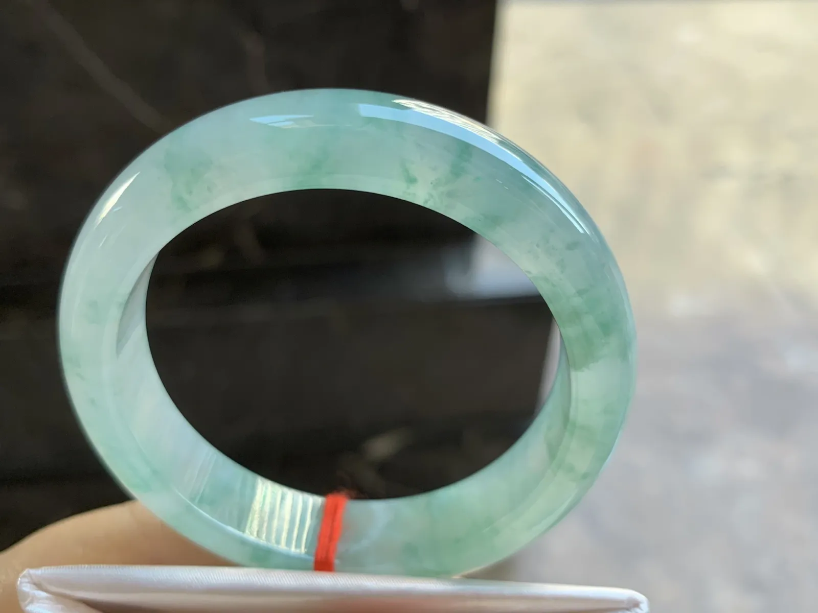 51.5-12.4-8mm
冰种绿花手镯 水润光泽 花色漂亮