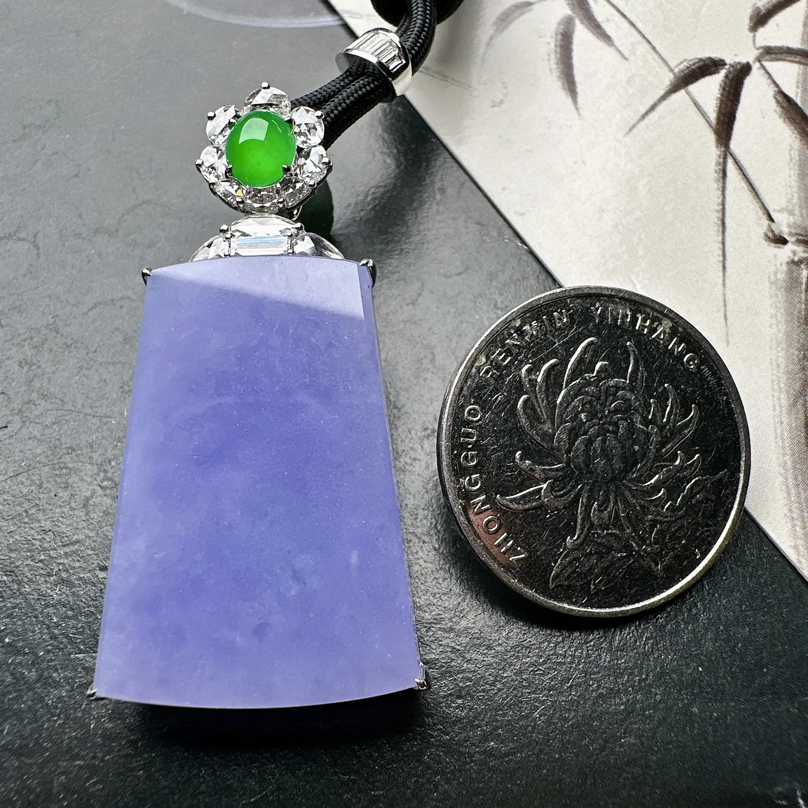 【冰种紫无事牌吊坠】少见的冰紫无事牌，质地细腻，妖紫色泽，光泽度不错，18k金钻镶嵌，裸石尺寸31.3*22.9*5.3毫米