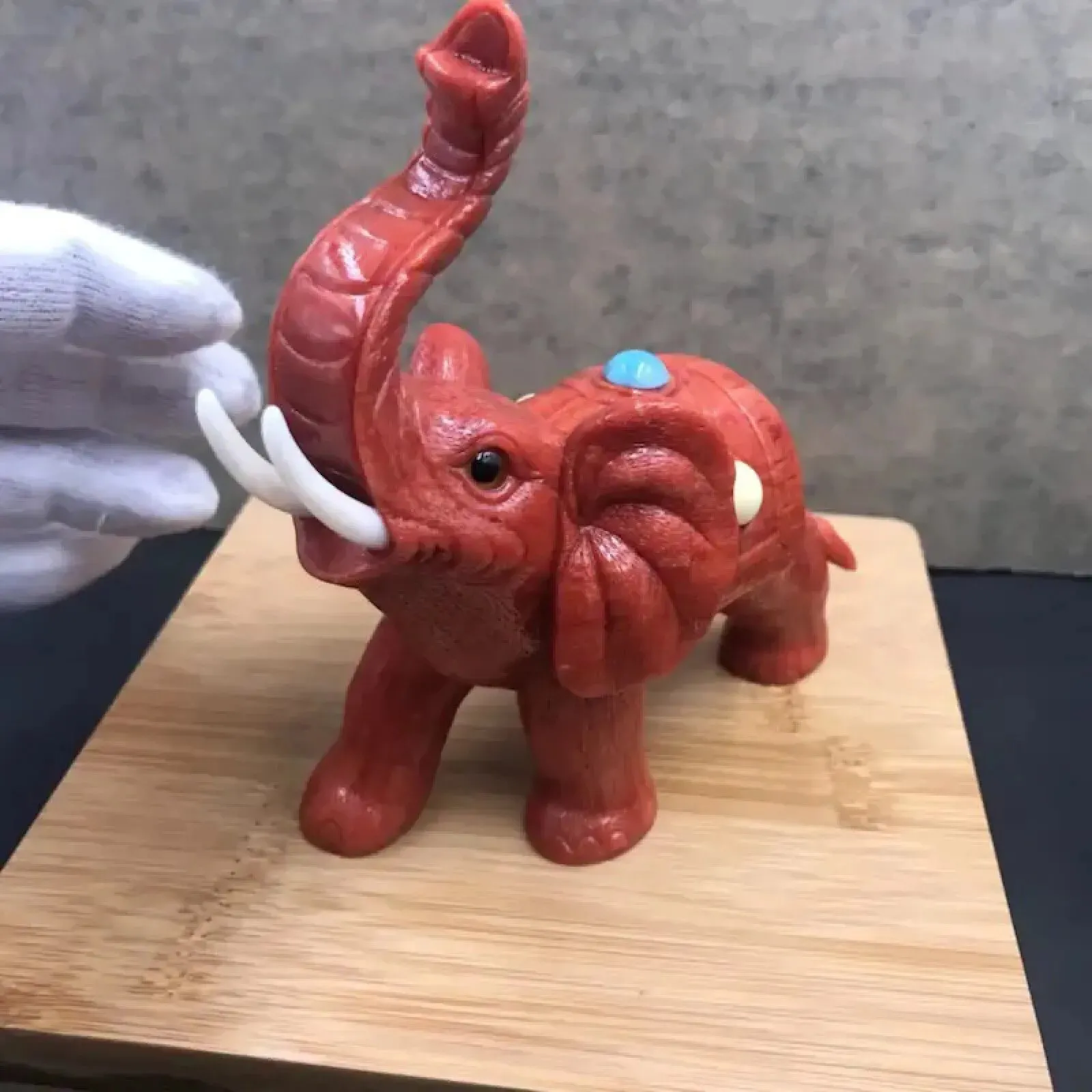 【红珊瑚大象摆件】意大利产地，沙丁材料，采用台湾拼接工艺，精心选料，精心雕刻，天然蜜蜡绿松点缀，象牙也是天然白珊瑚打磨而成，形象逼真！尺寸：高120mm,宽110mm，厚度56.3mm，重量267克！珊瑚属有机宝石，色泽喜人，质地莹润，生长于远离人类的深海中。与珍珠、琥珀并列为三大有机宝石，在东方佛典中亦被列为七宝，自古即被视为富贵祥瑞之物。