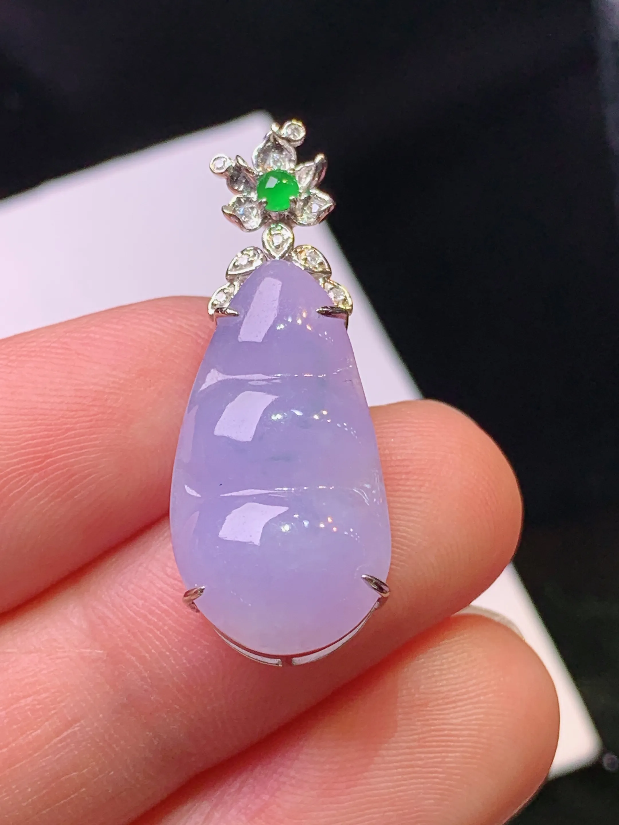 18k金钻镶嵌紫罗兰四季豆吊坠 玉质细腻 色泽清新艳丽 整体尺寸29.3*11.2*6.5