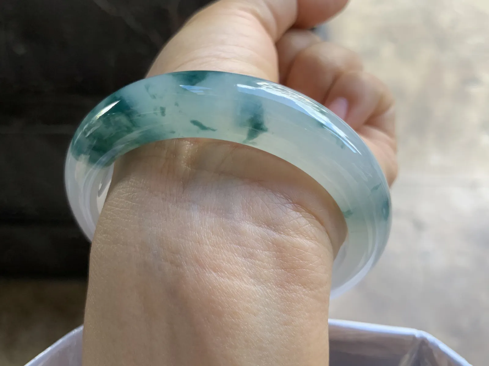 56.5-14-9.2mm
冰种飘花手镯 种好水润 干净细腻 花色漂亮