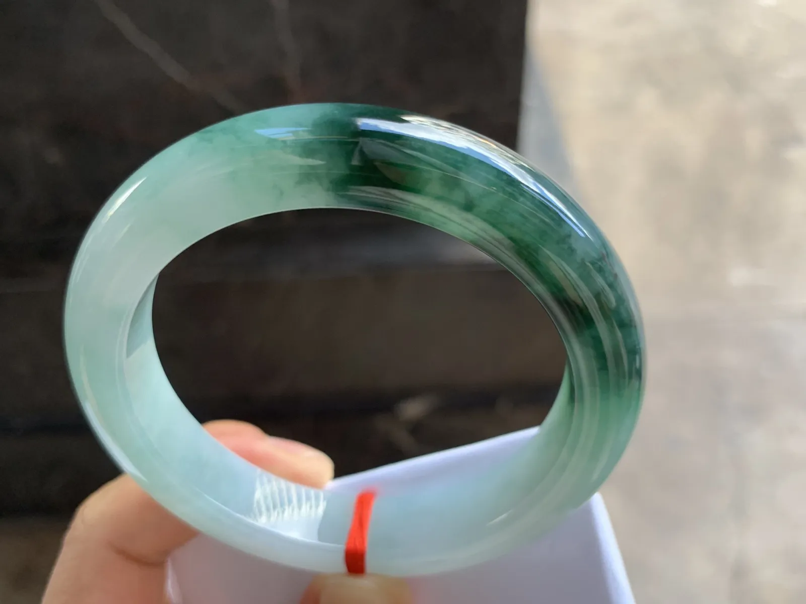 58.5-12.6-9.7mm
飘花手镯 底子细腻 花色浓郁