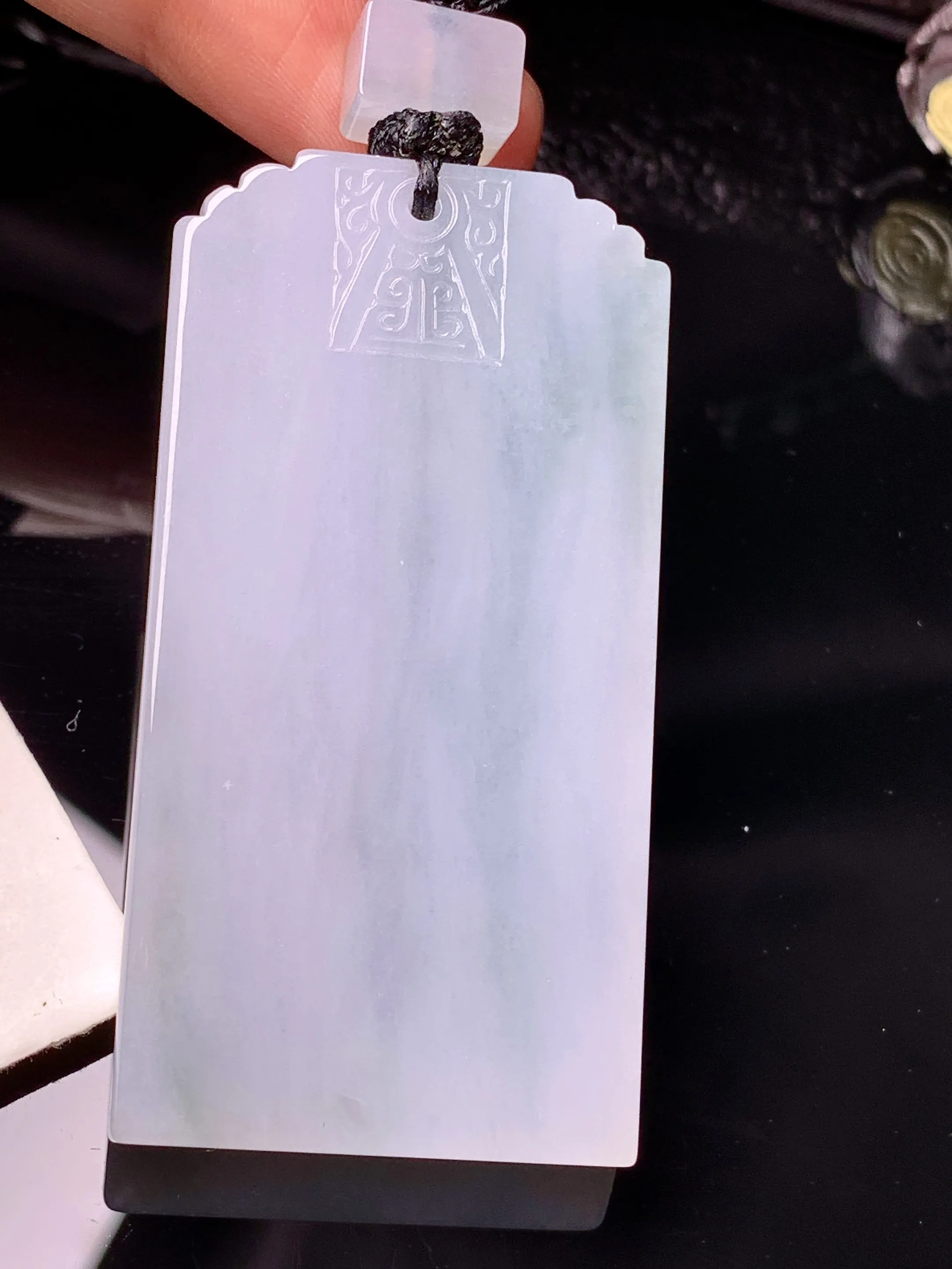 雕花无事牌吊坠 玉质细腻 色泽清新艳丽 整体尺寸56.5*27*6.2