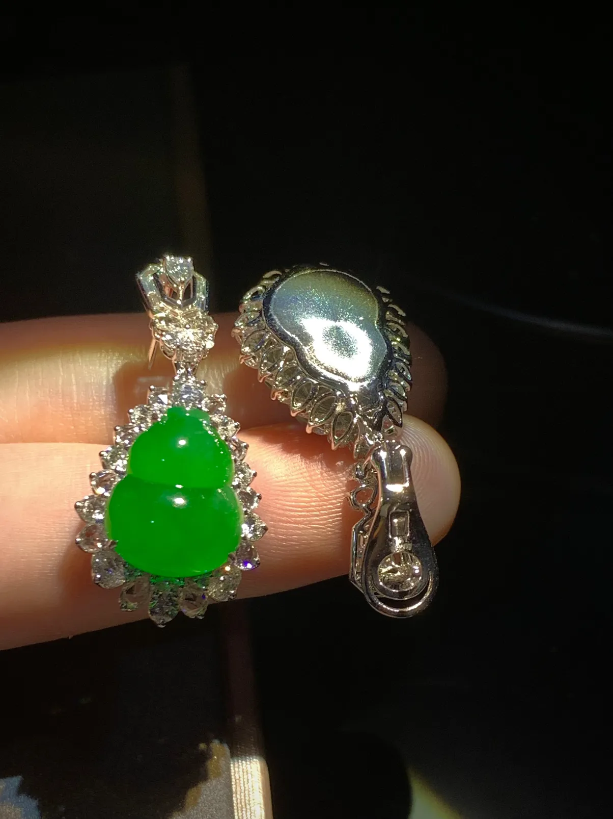 高品质翡翠葫芦耳坠，
裸石13.8-11.5-3.8mm，整体34-16-10.5mm，
18K金，南非钻，11.7g，