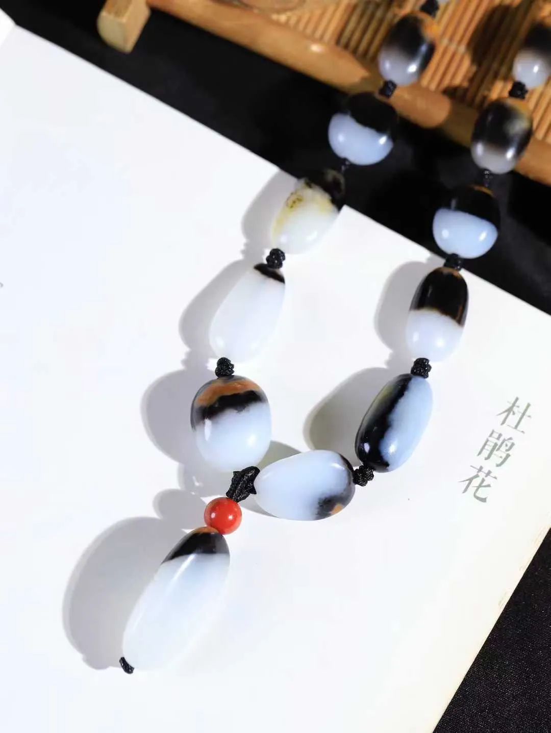 （原石挂链）

精品和田玉三色原石挂链吊坠 玉质细腻，颗颗原石 手感舒适，原石呈现出浑然天成的美感，造型简单大方显得整个项链具有独特的风情。
重57.7克   尺寸取一13.8-9-7mm   fDL-971102500