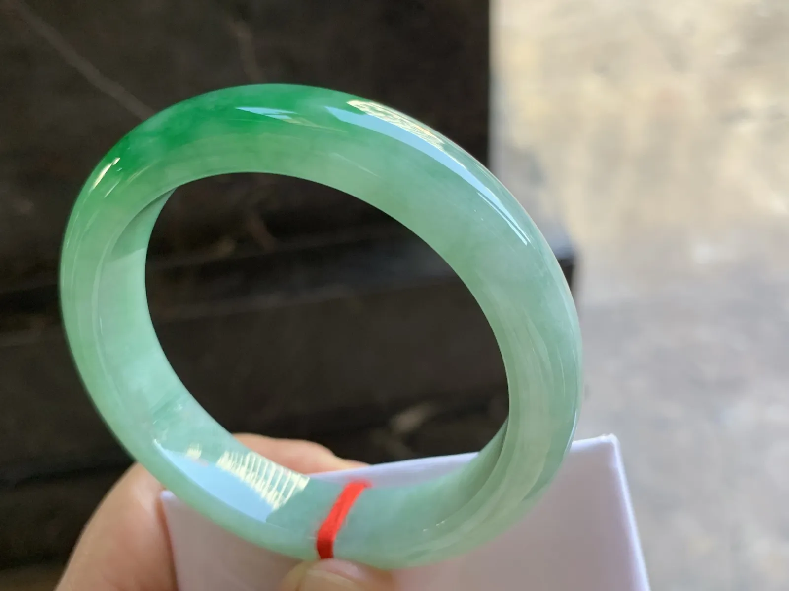 56-12.6-8.2mm
带色手镯 底子细腻 颜色辣绿