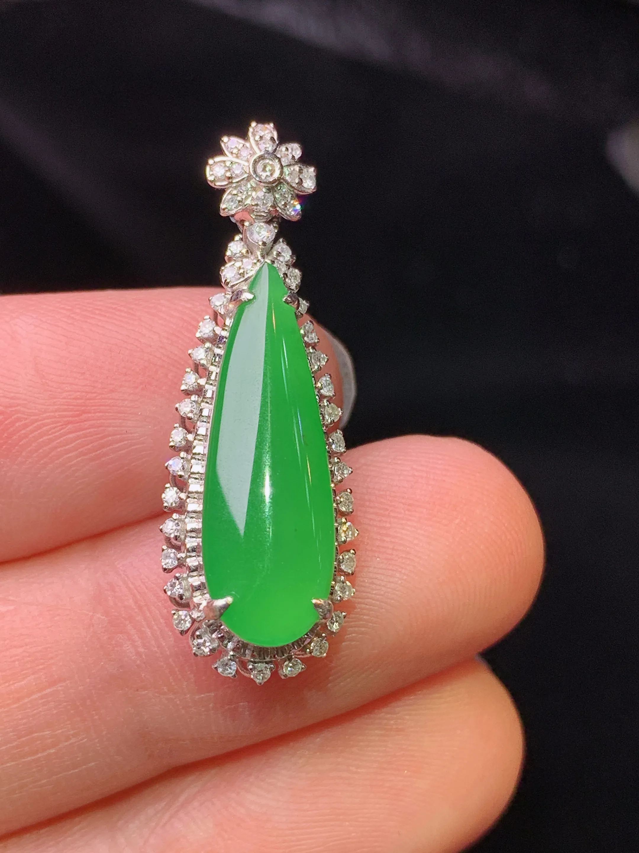 18k金钻镶嵌满绿水滴吊坠 玉质细腻 色泽清新艳丽 整体尺寸29.8*10.3*7.2