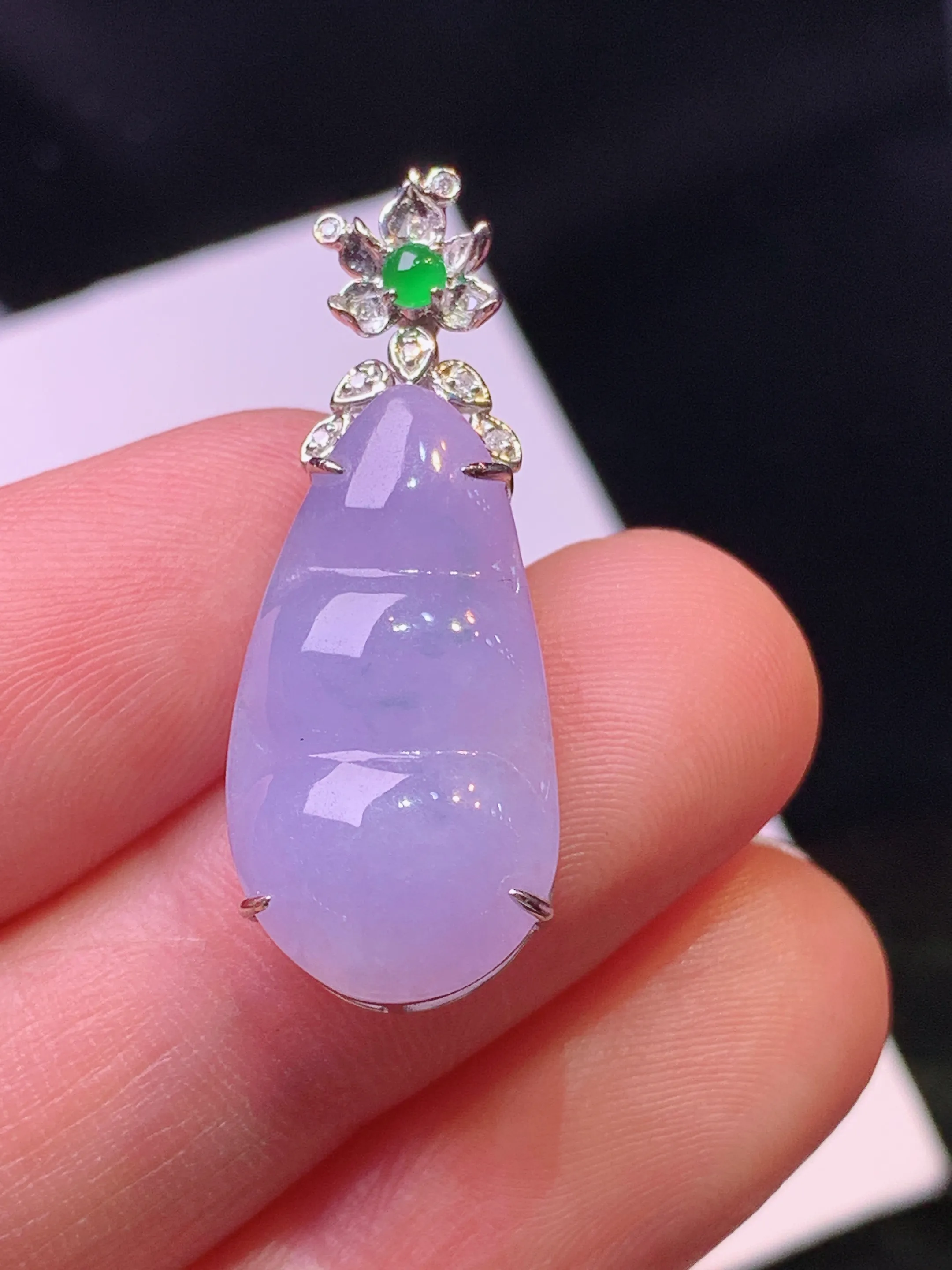 18k金钻镶嵌紫罗兰四季豆吊坠 玉质细腻 色泽清新艳丽 整体尺寸29.3*11.2*6.5