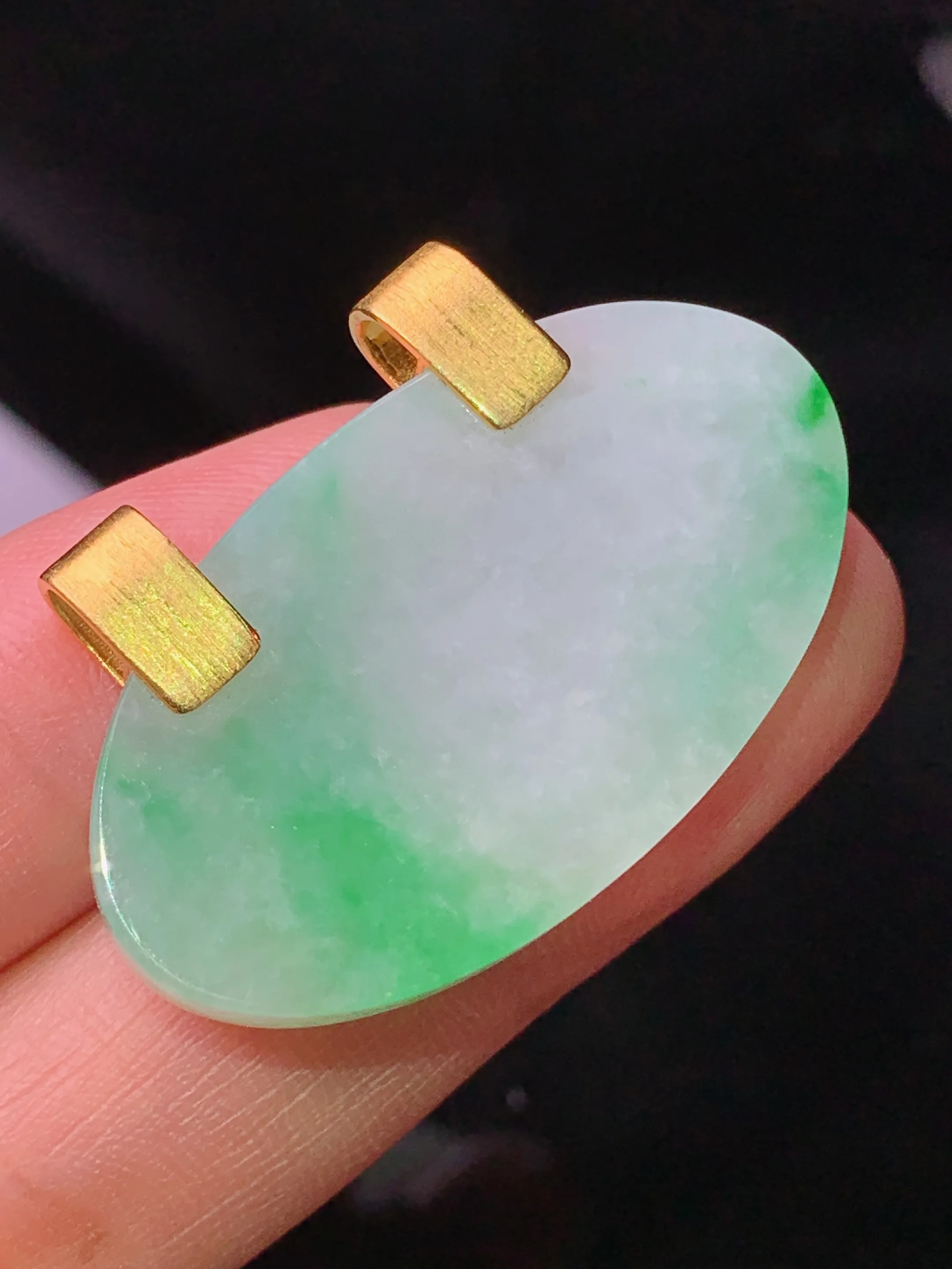 18k金镶嵌飘绿圆牌吊坠 玉质细腻 色泽清新艳丽 整体尺寸23.5*35.5*4.5