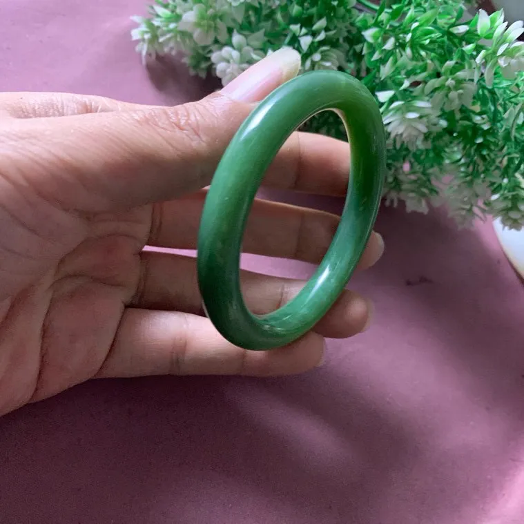 和田玉碧玉54.5圈口菠菜绿圆条手镯，圈口54.5宽10玉质特细腻油润，高脂粉，品相超赞，萦绕腕间时，古韵不失时尚，素雅不失品味，细腻光滑的触感，使人沉醉，气质高