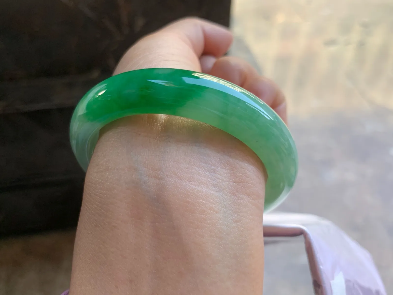 56-12.2-8.6mm
带色手镯 底子细腻 颜色好