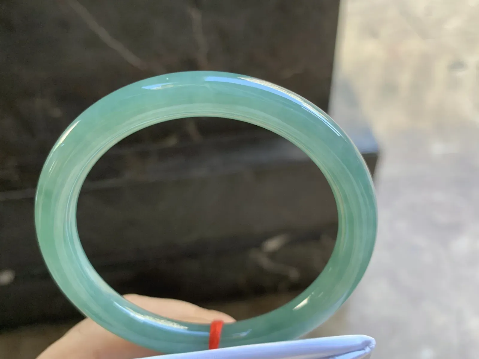 57-8.3mm
油青圆条手镯 底子细腻 颜色浓郁