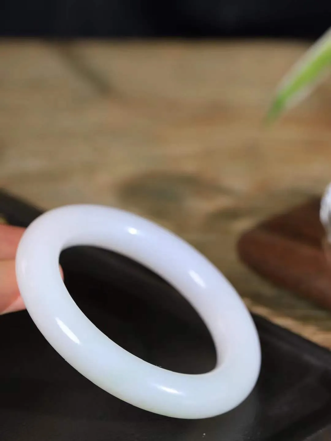 【玉佳人·手镯】

收藏级臻品️和田玉白玉圆条手镯 ，玉质细腻油润，做工细致精美，端庄素雅，亭亭玉立，芊芊素手。芊芊素手，怎能忘镯？秀美圆条，更显婀娜。内径58.5mm 尺寸12.9-12.8mm重85克69120380A