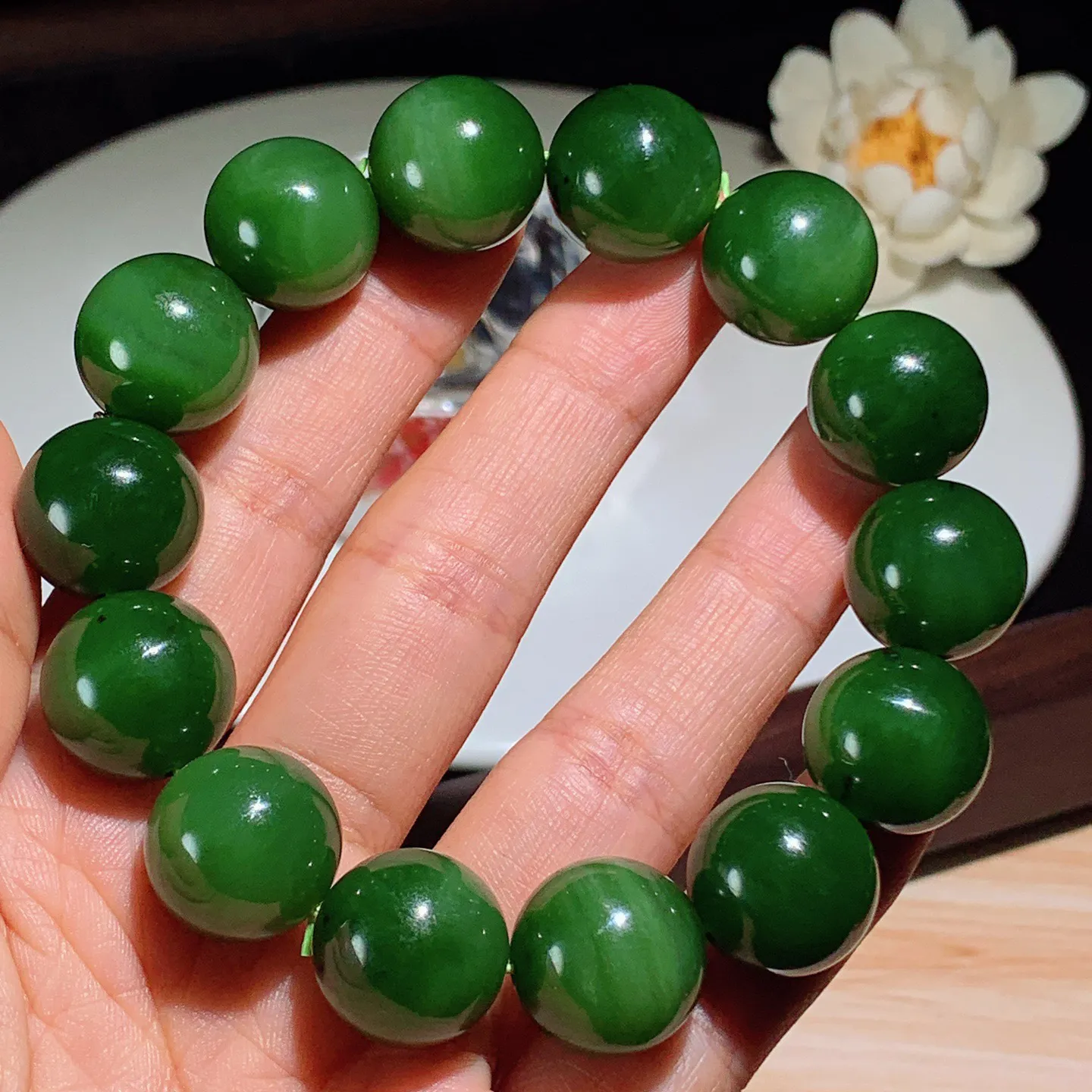 和田玉菠菜绿俄罗斯碧玉手串。单颗尺寸16！玉质细腻油润。手推出油。佩戴高端典雅。lt251203