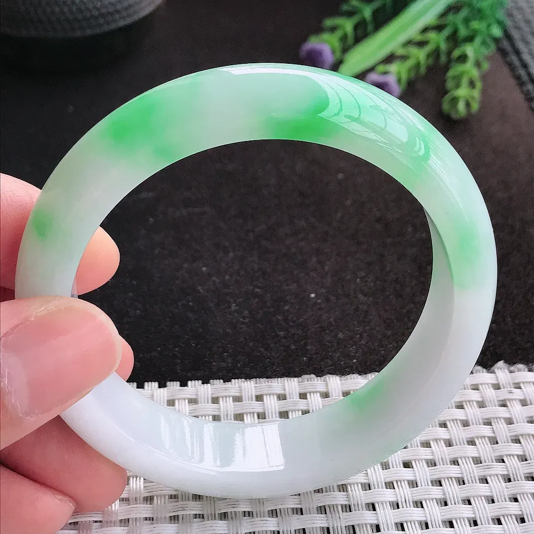 天然A货翡翠57/14.2/8.5老坑冰润起胶白底青飘阳绿手镯宽边玉手镯