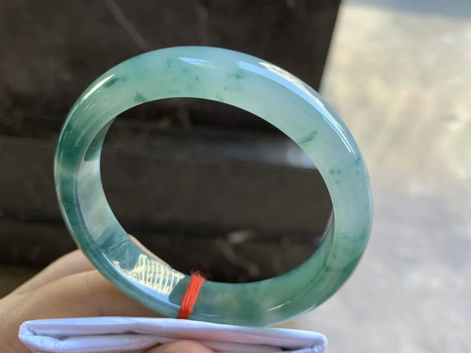 56-12.4-8mm
冰种飘花手镯 底子细腻 花色浓郁