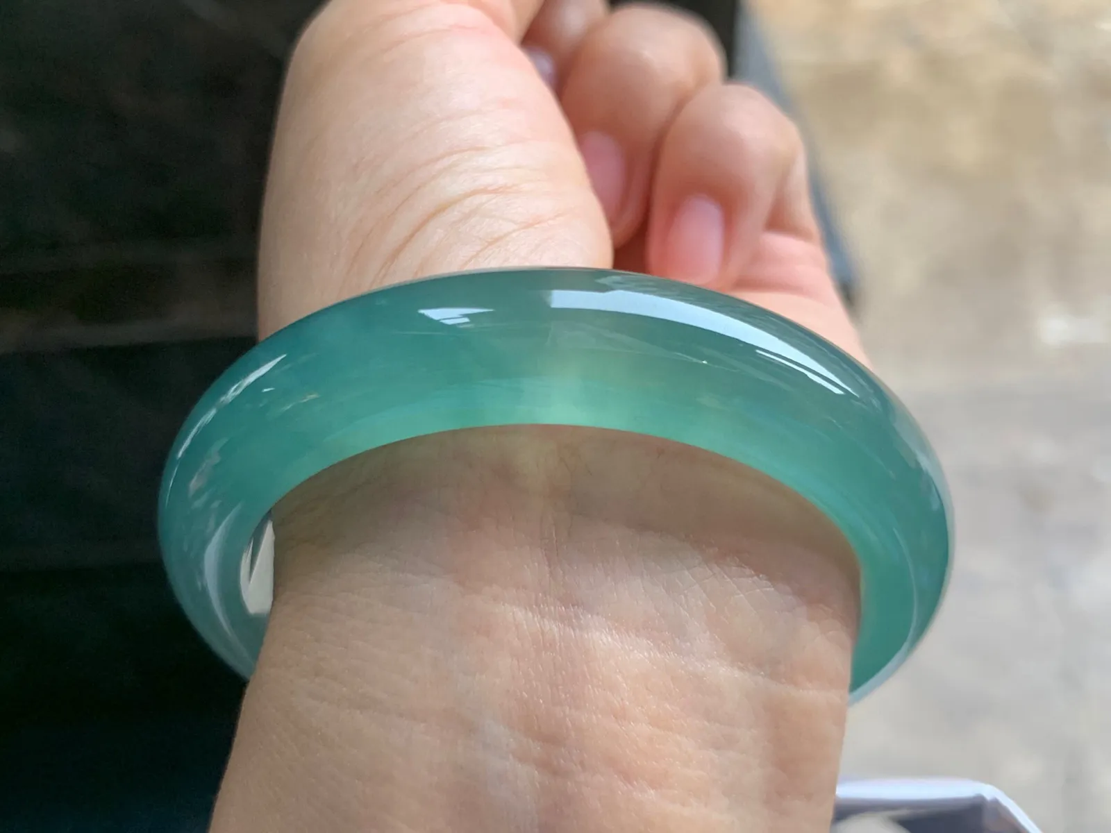 55-12.6-8.4mm
冰蓝手镯 冰透莹润 颜色独特漂亮 上手漂亮