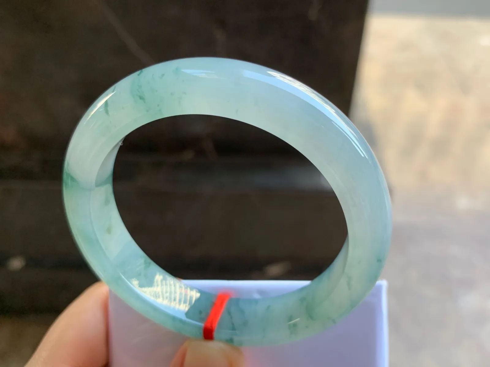 55.5-12.6-9mm
冰种飘花手镯 水润光花色漂亮 清爽