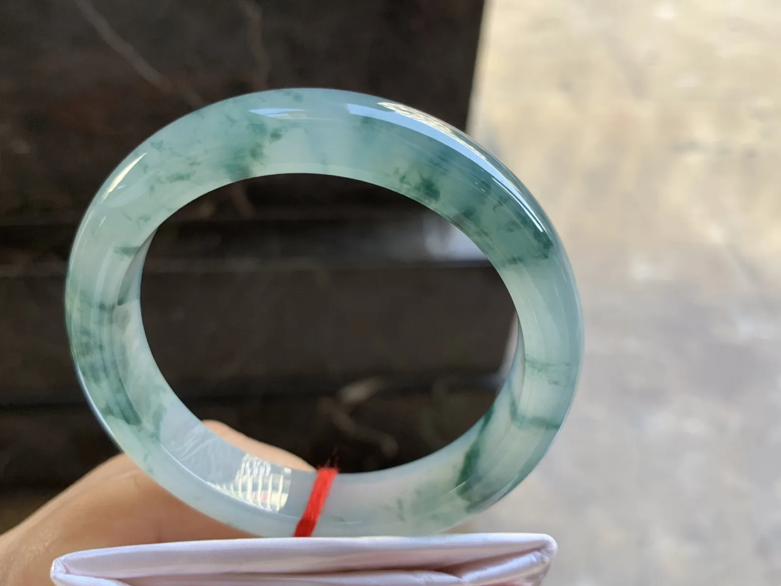 57-12.3-8.6mm
冰种飘花手镯 水润冰透 花色灵动