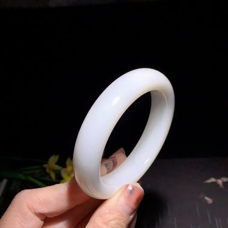 和田玉52.8圈口羊脂白手镯！玉质细腻油润 底色纯净 无裂无杂 脂粉好，品质好！